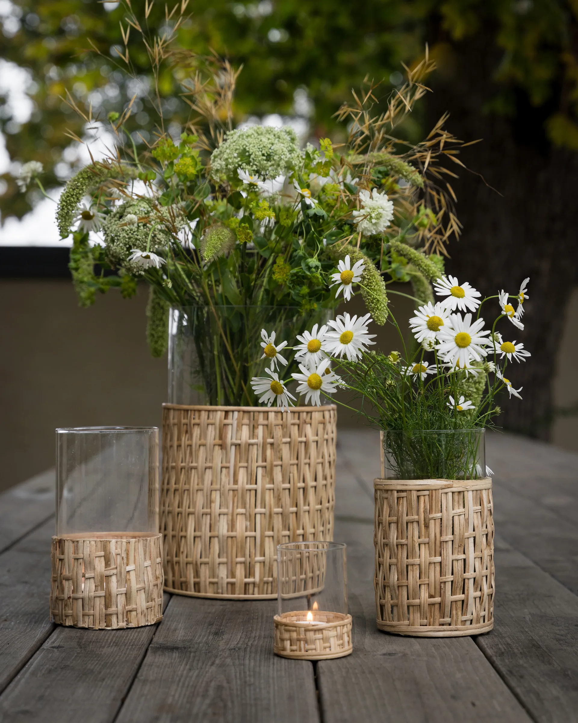 Jarrón/portavelas Ernst en cesta, Natural, Ø10×12 cm ERNST