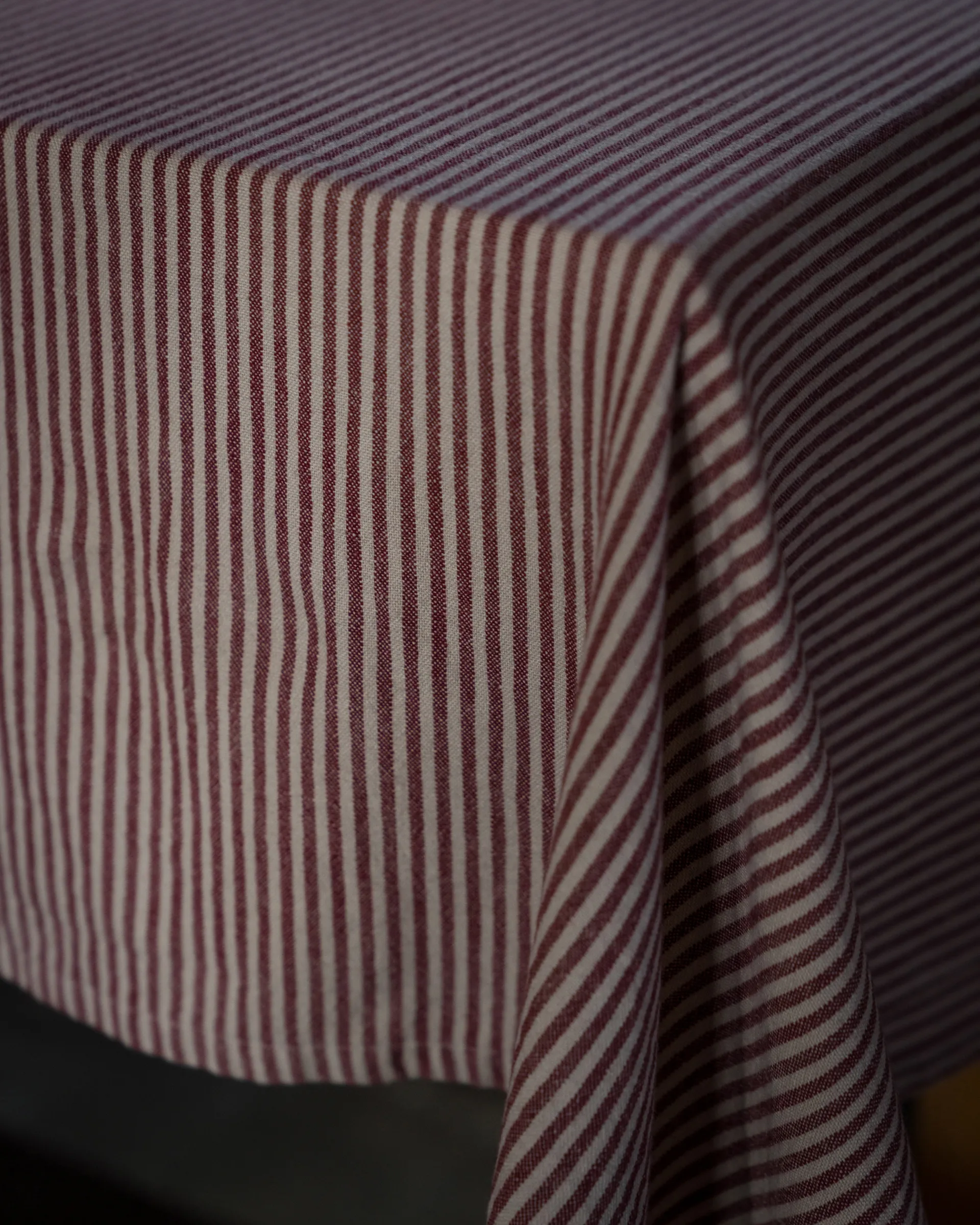 Mantel Ernst rayas estrechas 145x300 cm, Rojo-beige ERNST