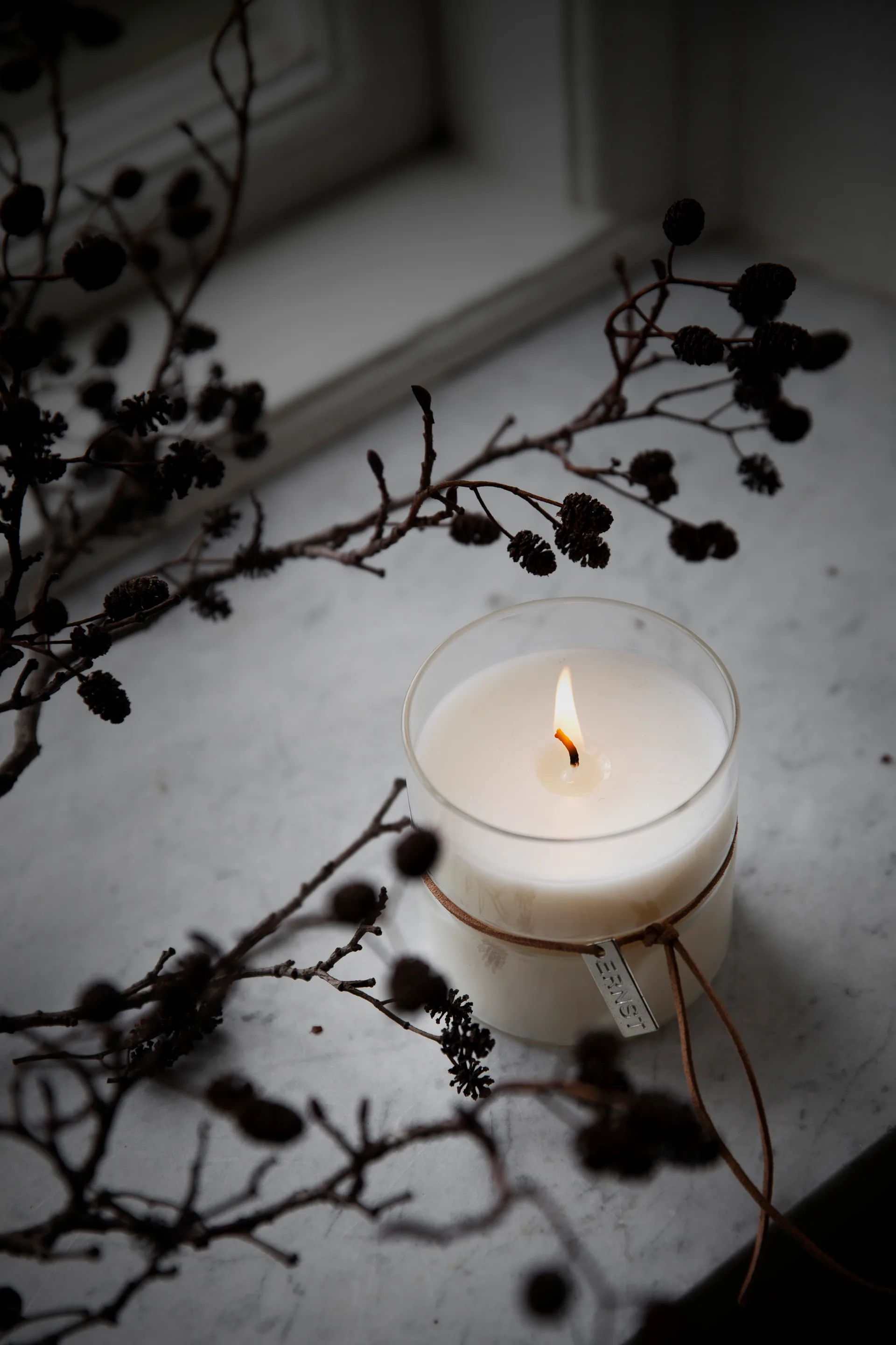 Vela perfumada en vaso con cintura Ernst Ø8 cm, Tid till ingenting ERNST