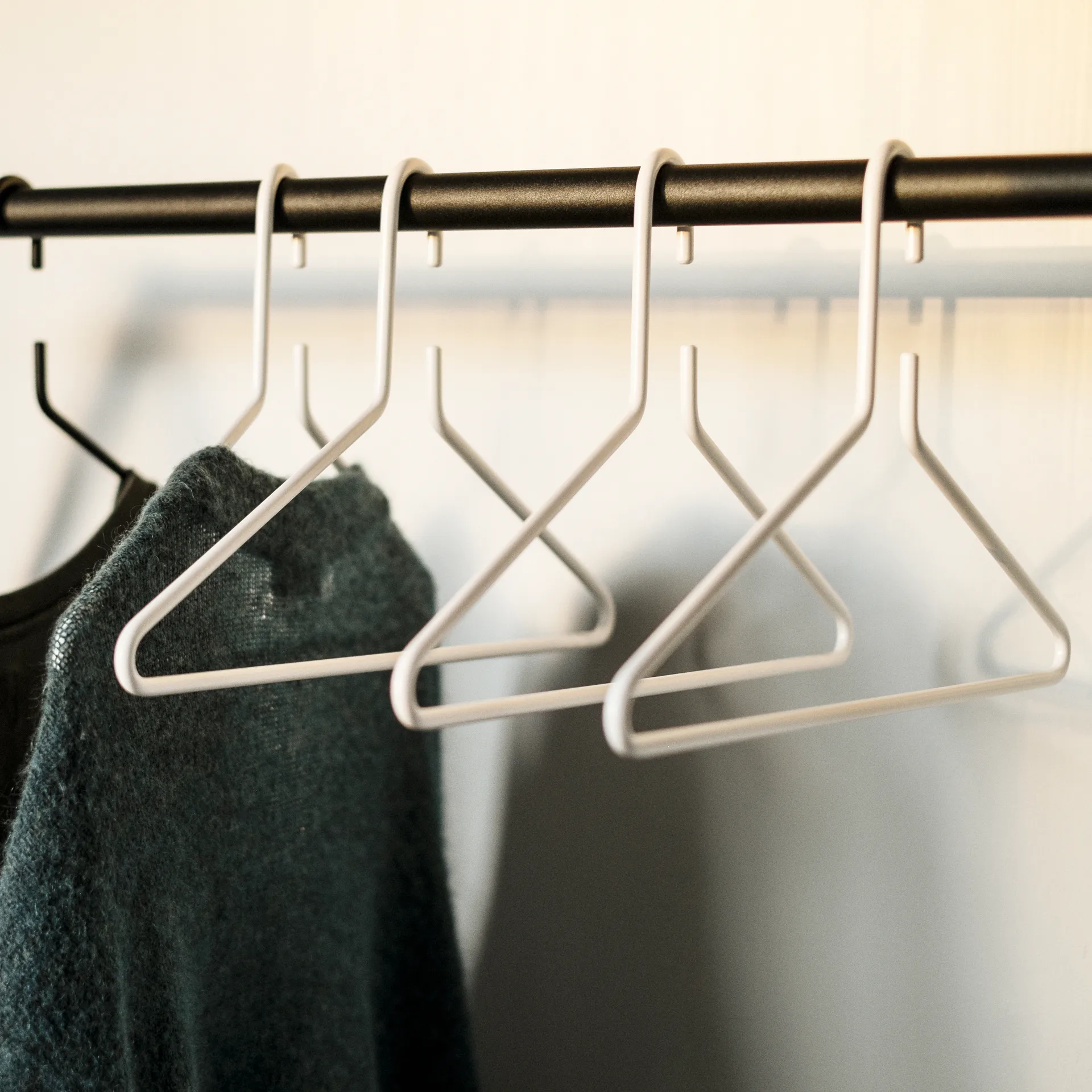 3 Perchas Triangel, blanco Essem Design