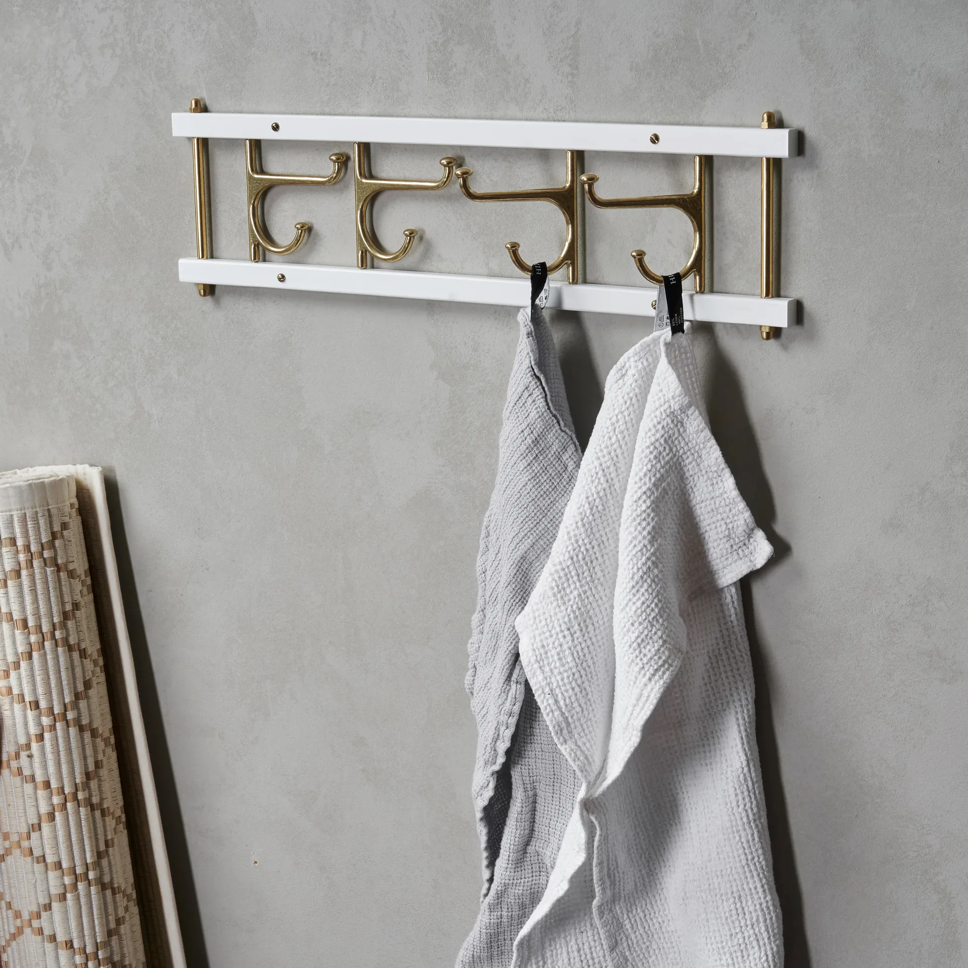 Colgador Dekorativ de 4 ganchos Maxi 4, blanco-latón Essem Design