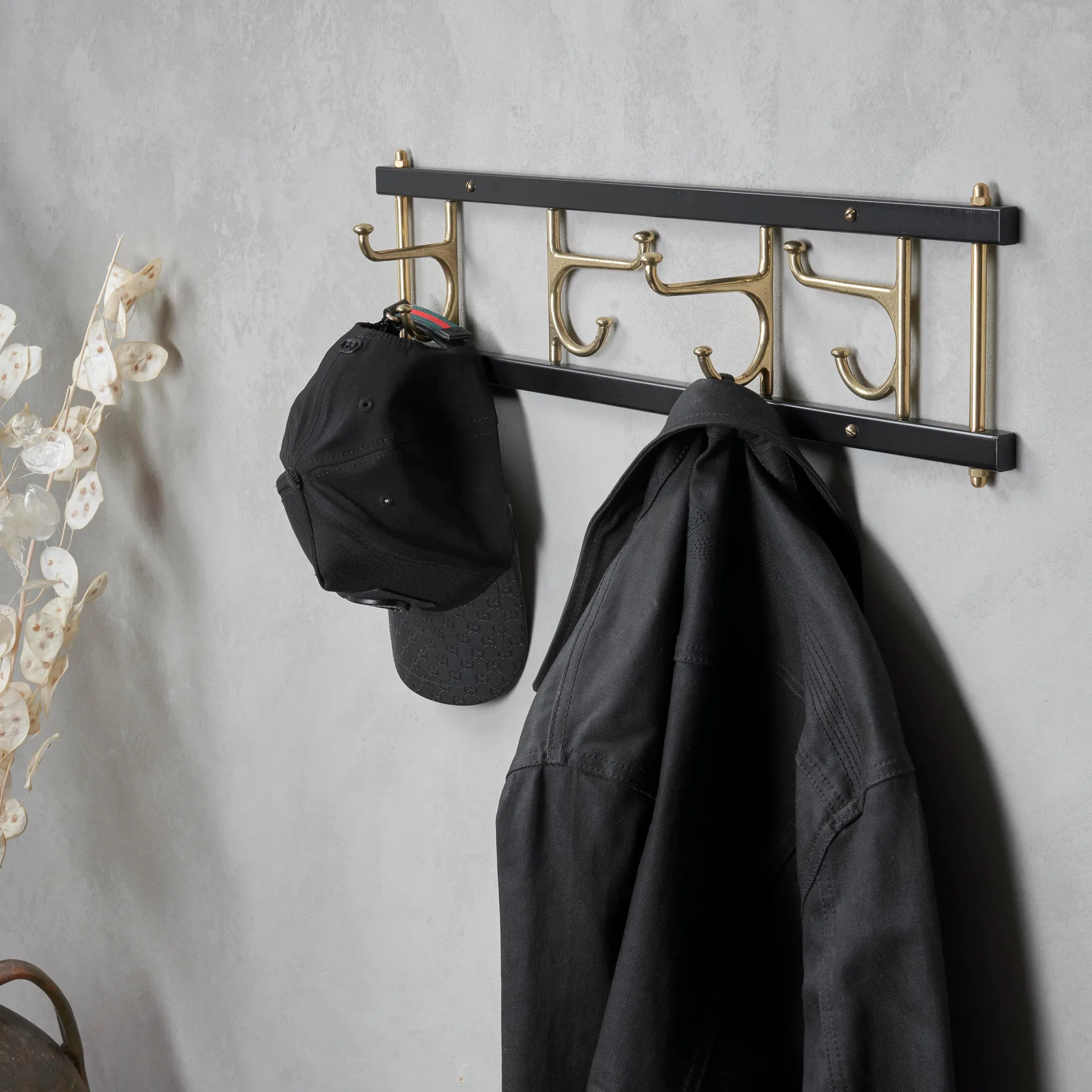 Colgador Dekorativ de 4 ganchos Maxi 4, negro-latón Essem Design