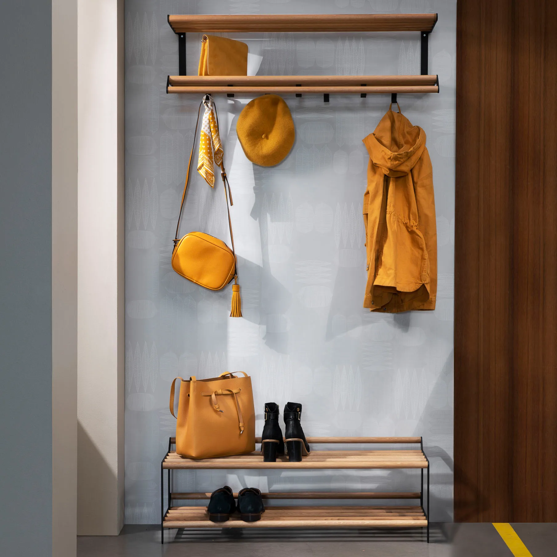 Estante perchero Tamburin 60 cm, roble-negro Essem Design