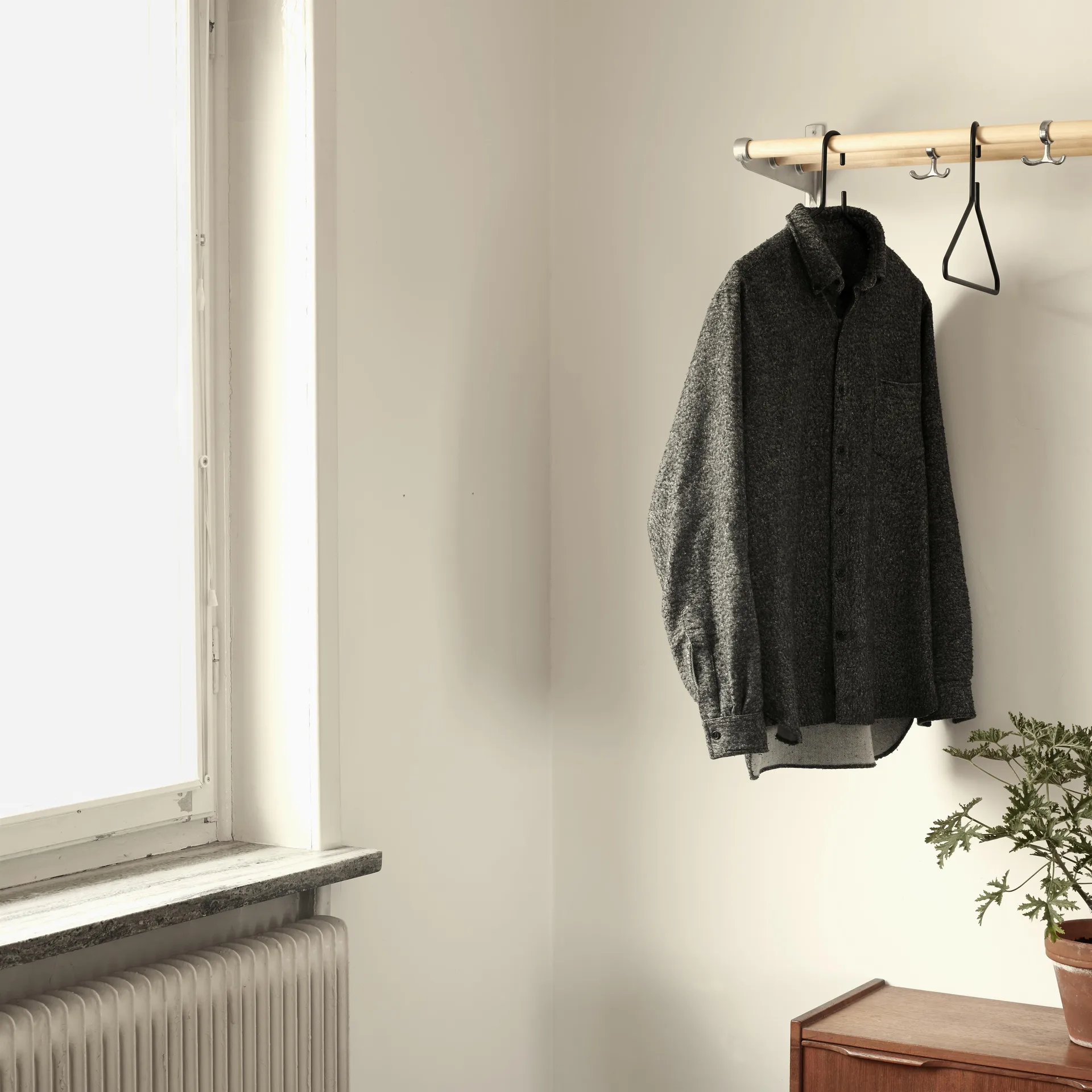 Estante sombrerero o zapatero Nostalgi, Abedul, soportes aluminio Essem Design