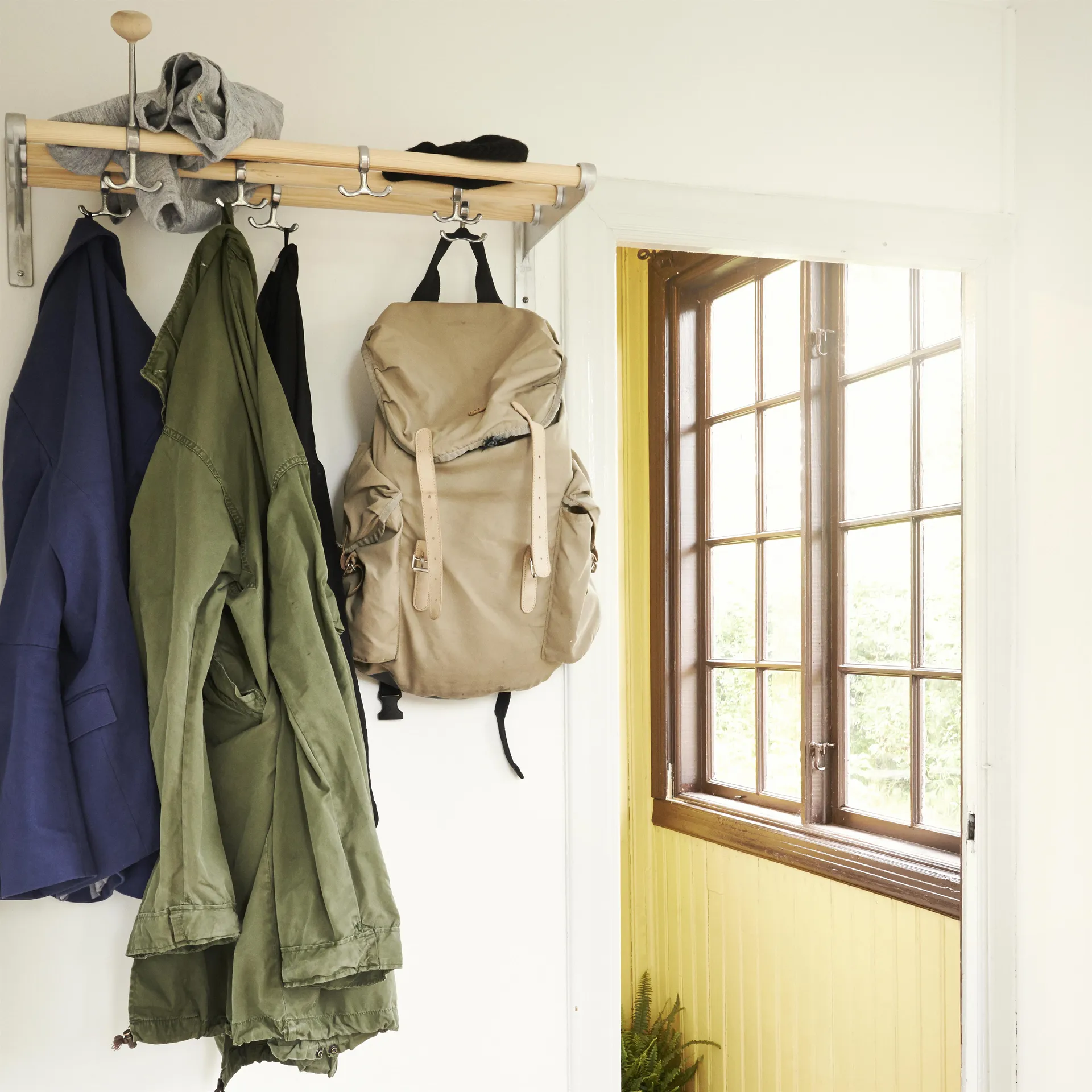 Estante sombrerero o zapatero Nostalgi, Abedul, soportes aluminio Essem Design