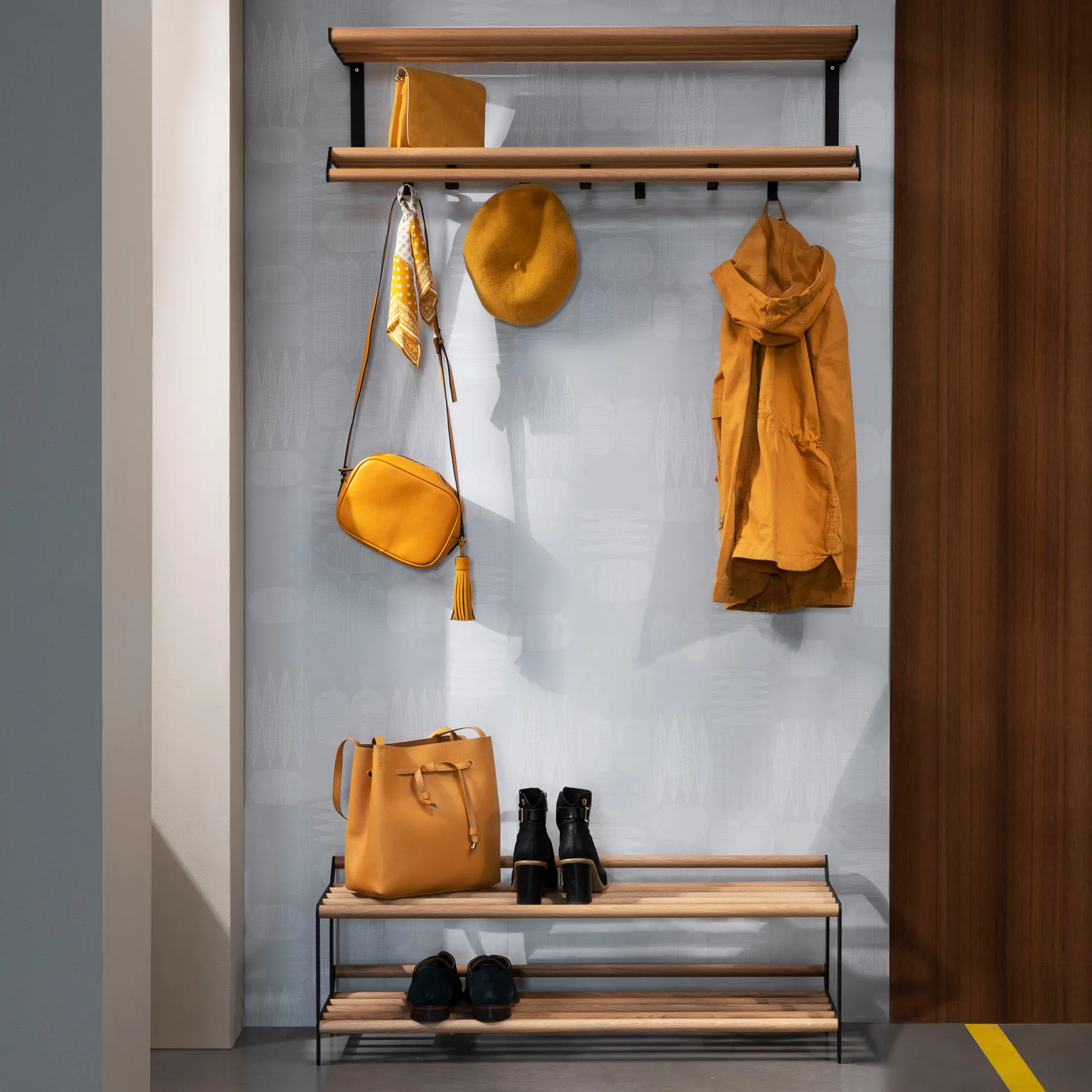 Estante zapatero Tamburin 60 cm, roble-negro Essem Design