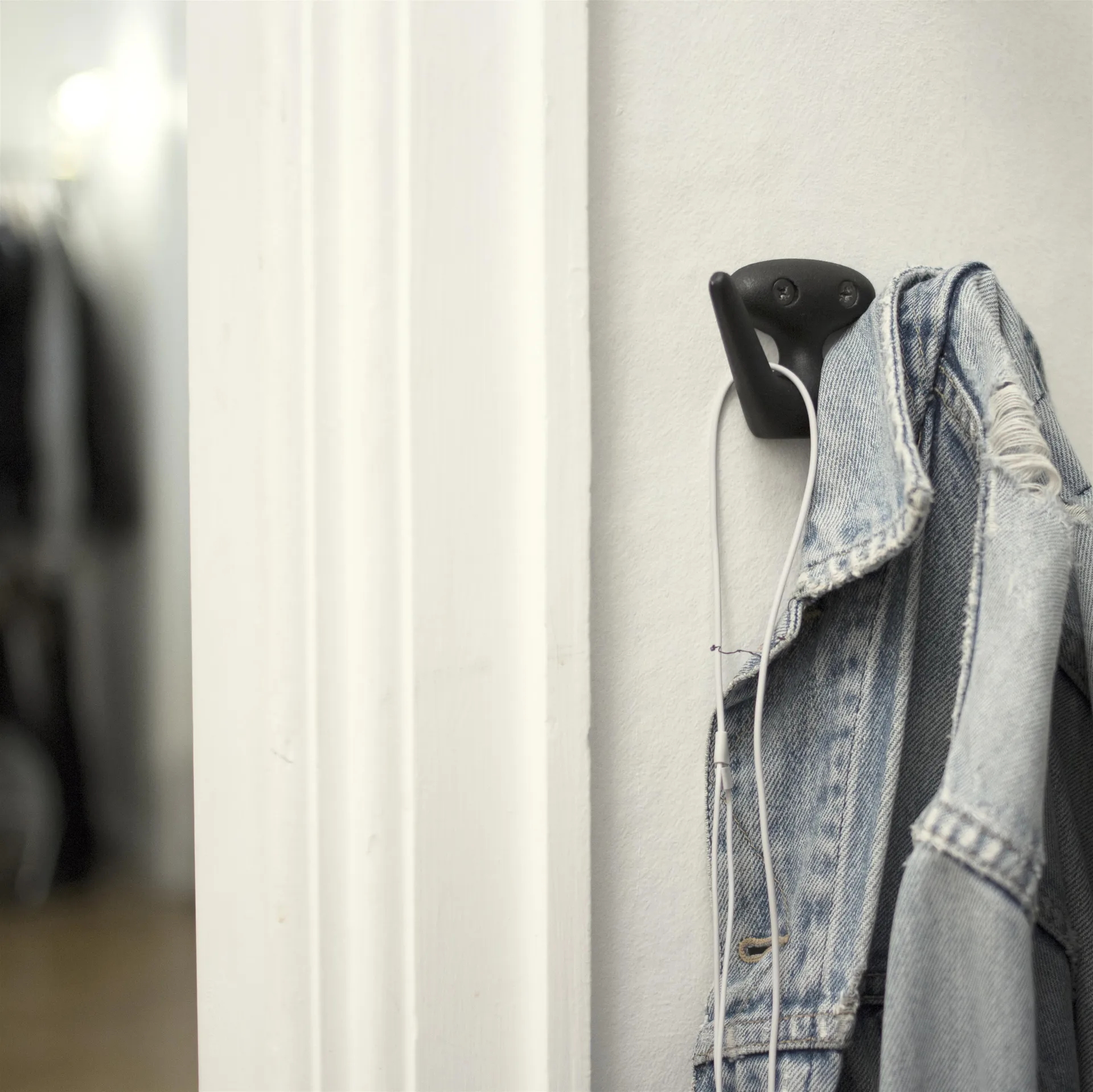 Gancho de pared Mama, negro con estructura Essem Design