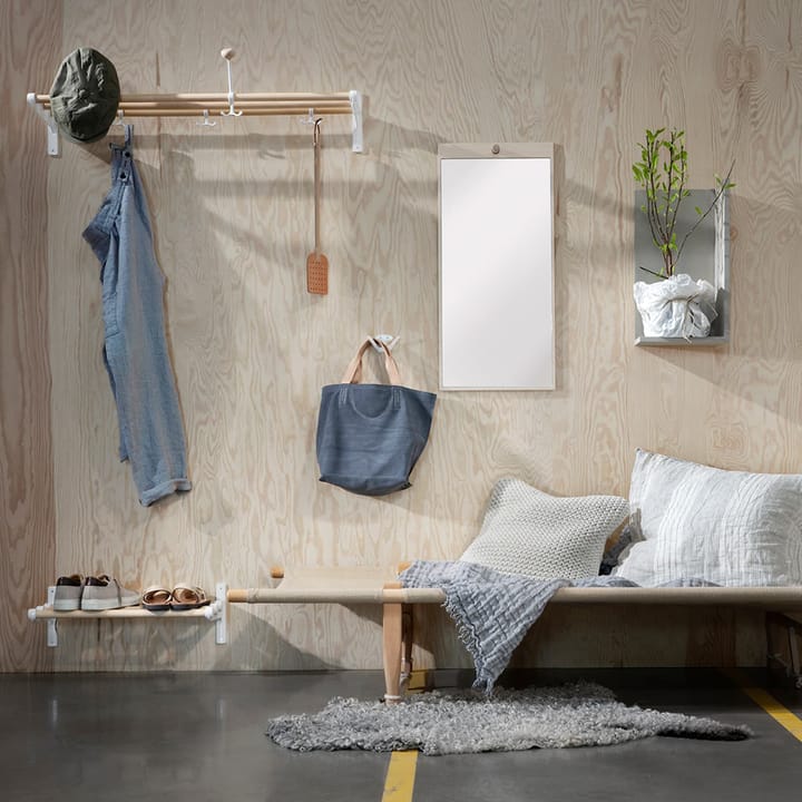 Gancho Oskar, Blanco, pomo de roble Essem Design
