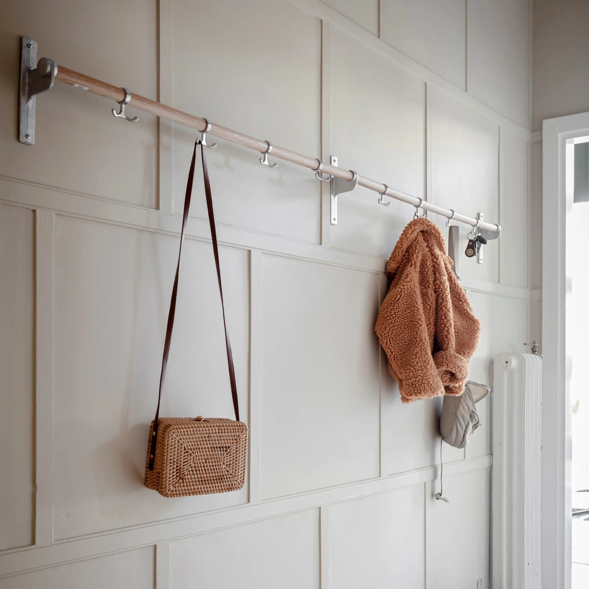 Listón de ganchos Nostalgi 100 cm, roble, aluminio Essem Design