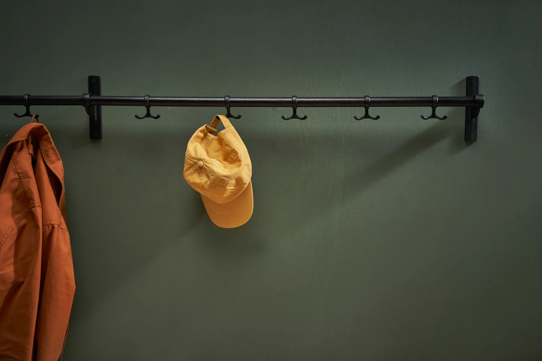 Listón de ganchos Nostalgi 100 cm, roble teñido de negro-aluminio Essem Design