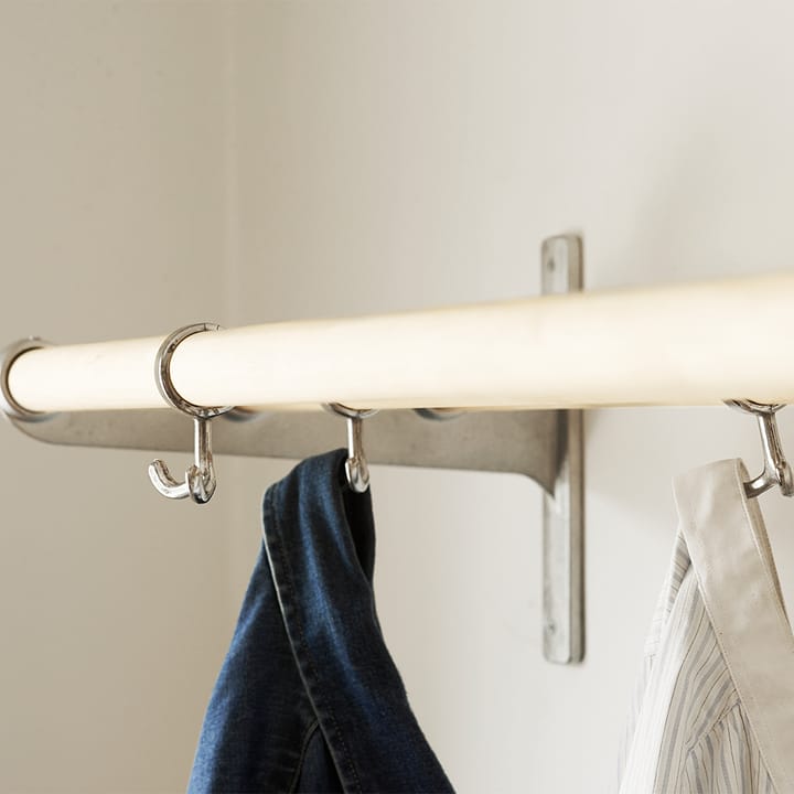 Perchero Nostalgi, Abedul, soportes aluminio Essem Design