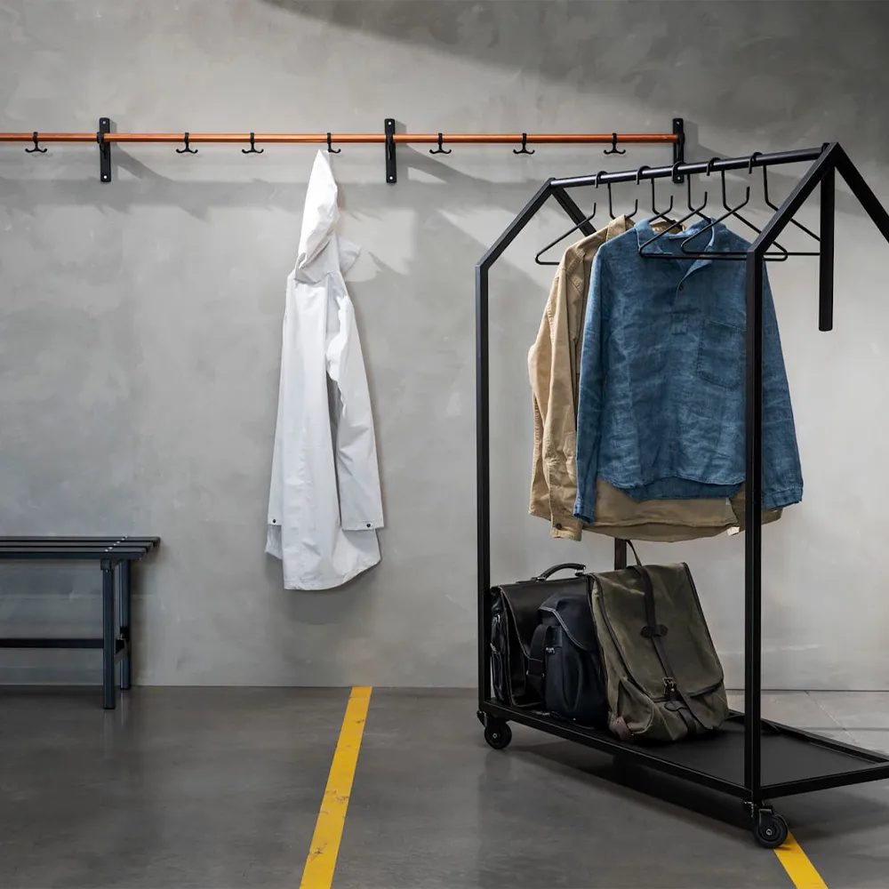 Perchero Nostalgi, Nogal, aluminio stativ Essem Design