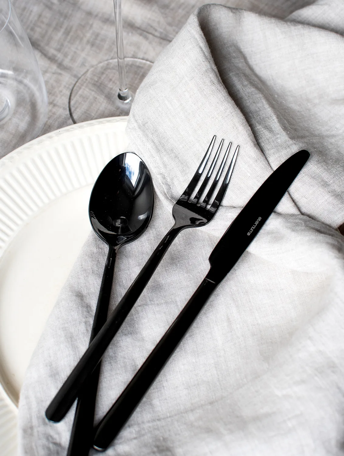 Set de cubiertos Eternum Nardo 16 piezas, Negro Eternum