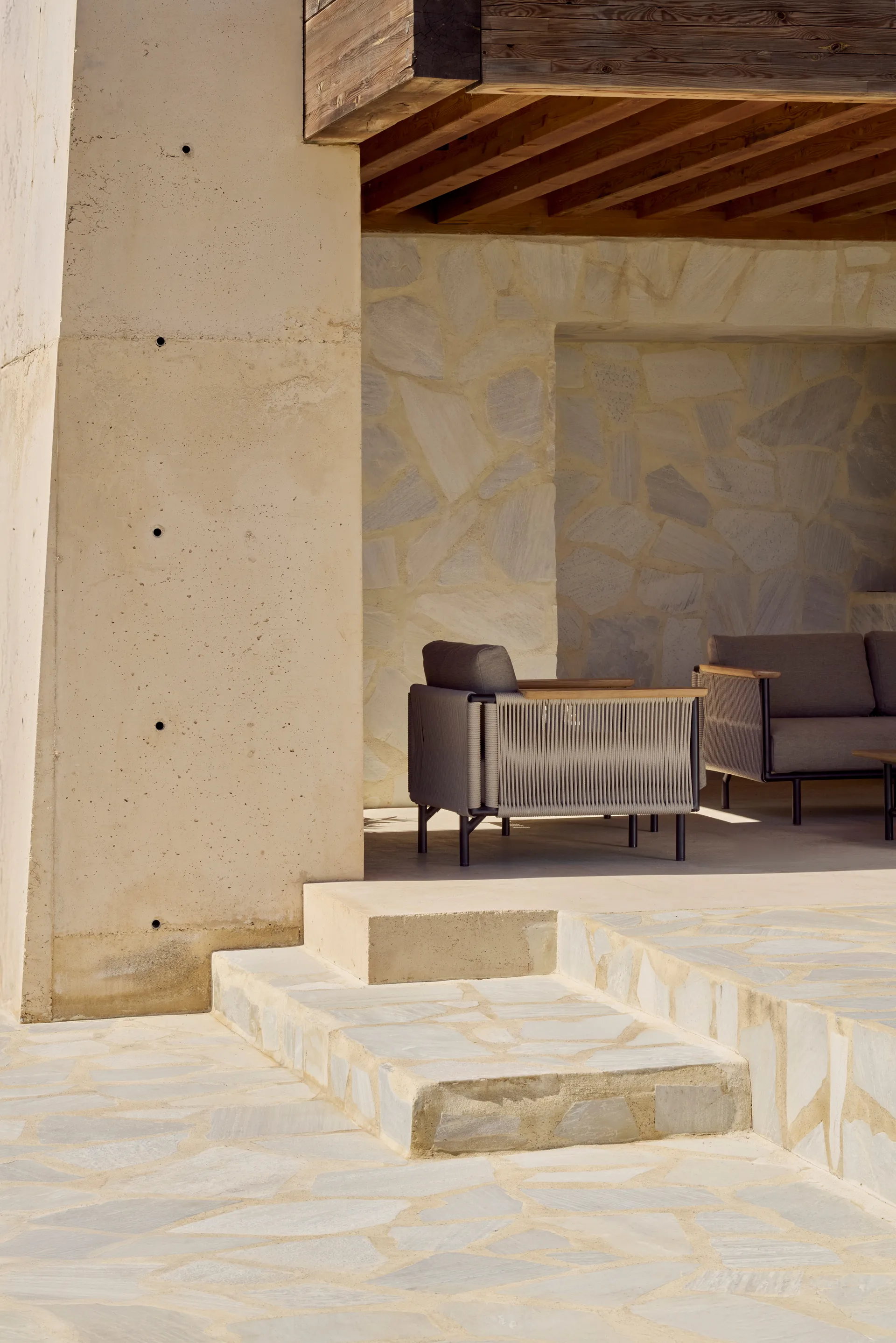 Butaca con cojín Corbey Outdoor, Aluminium black-Oyster Ethnicraft