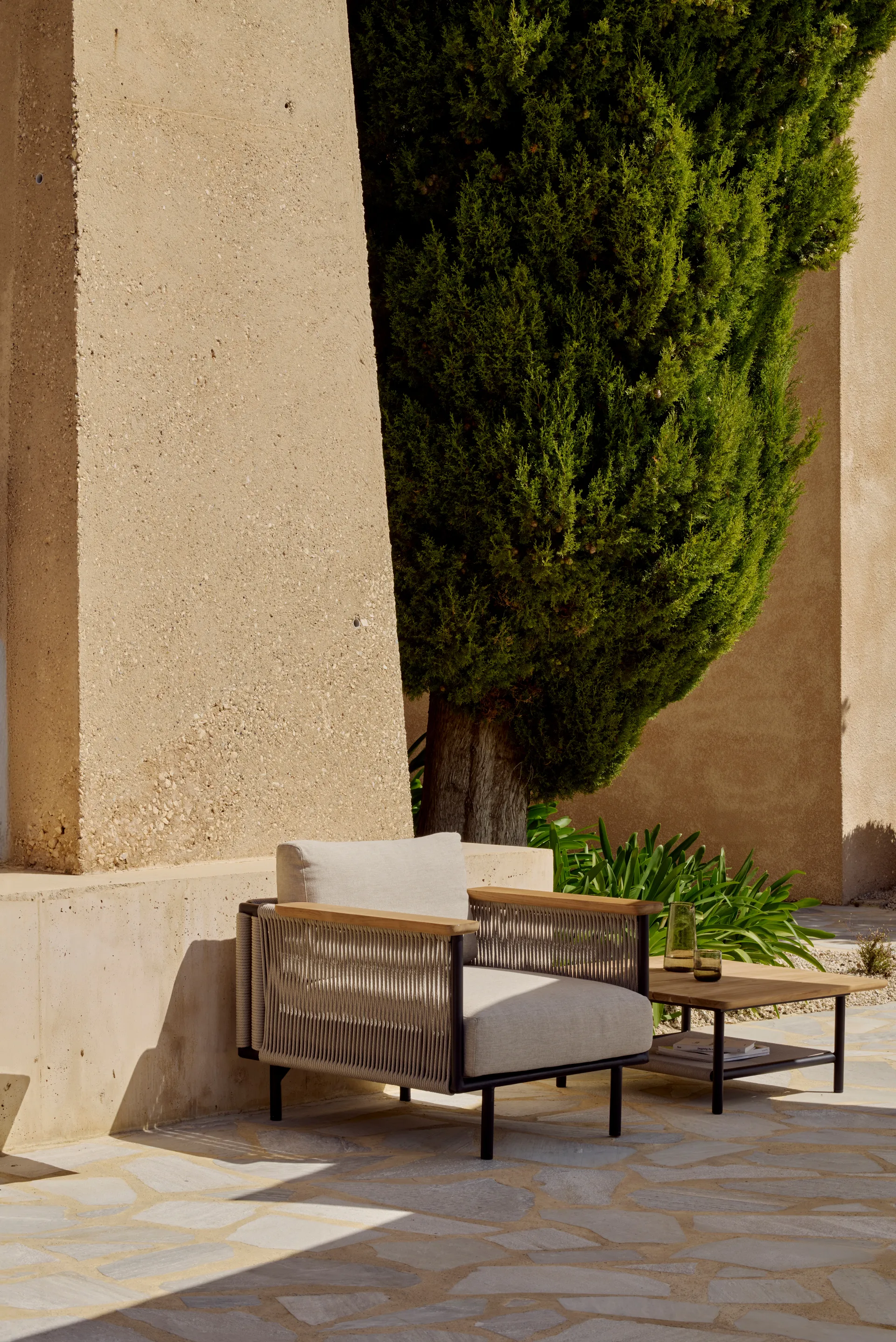 Butaca con cojín Corbey Outdoor, Aluminium black-Oyster Ethnicraft