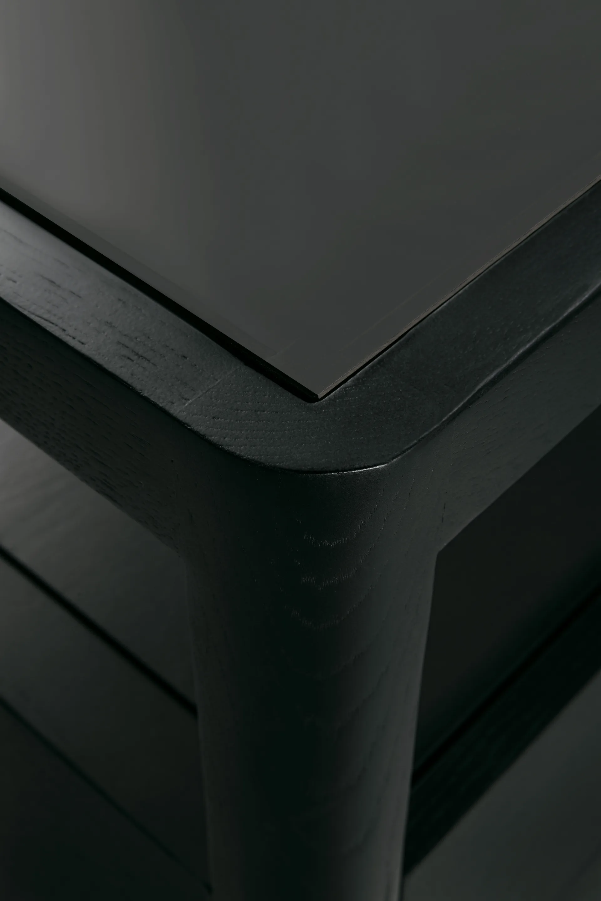 Cómoda Spindle, Roble lacado en negro, 4 cajones Ethnicraft