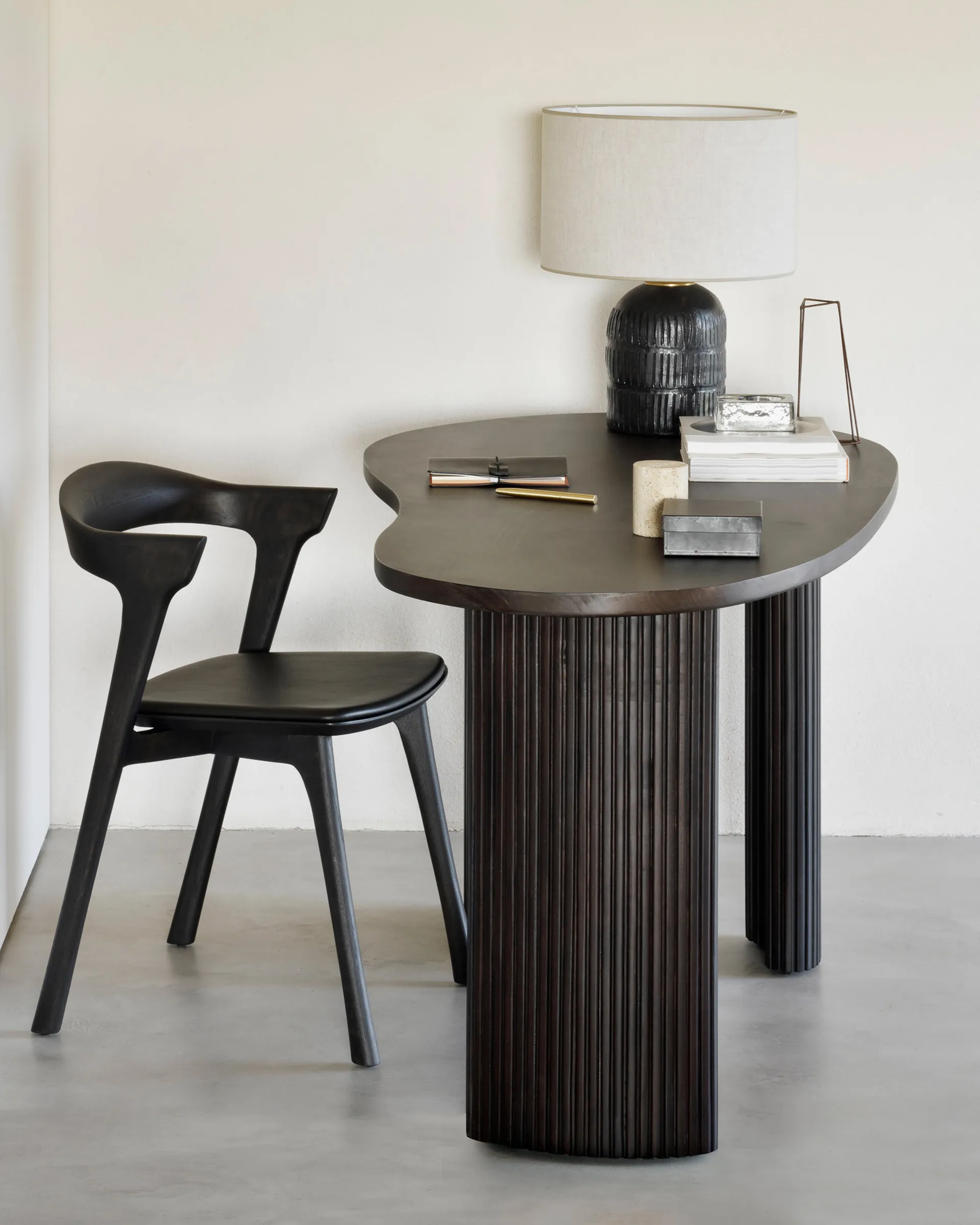 Escritorio Boomerang 160x83x76 cm, Caoba teñida en marrón oscuro Ethnicraft