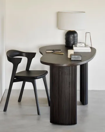 Escritorio Boomerang - Caoba teñida en marrón oscuro, 160x83x76 cm - Ethnicraft