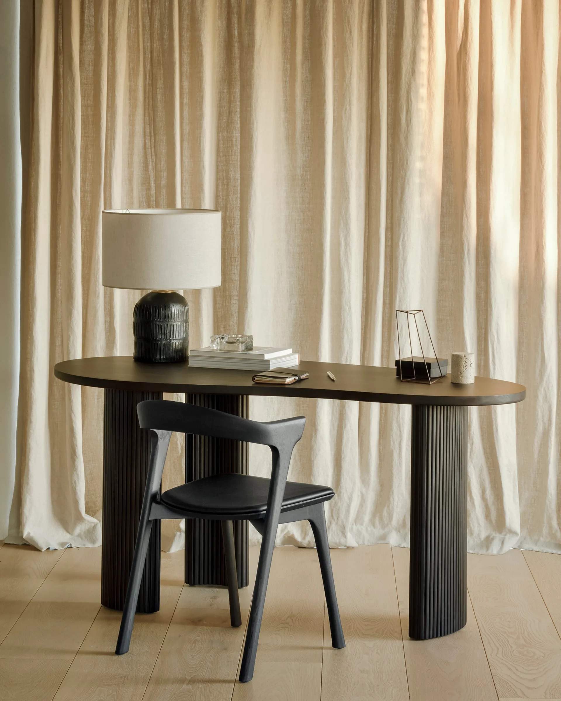 Escritorio Boomerang, Caoba teñida en marrón oscuro, 160x83x76 cm Ethnicraft