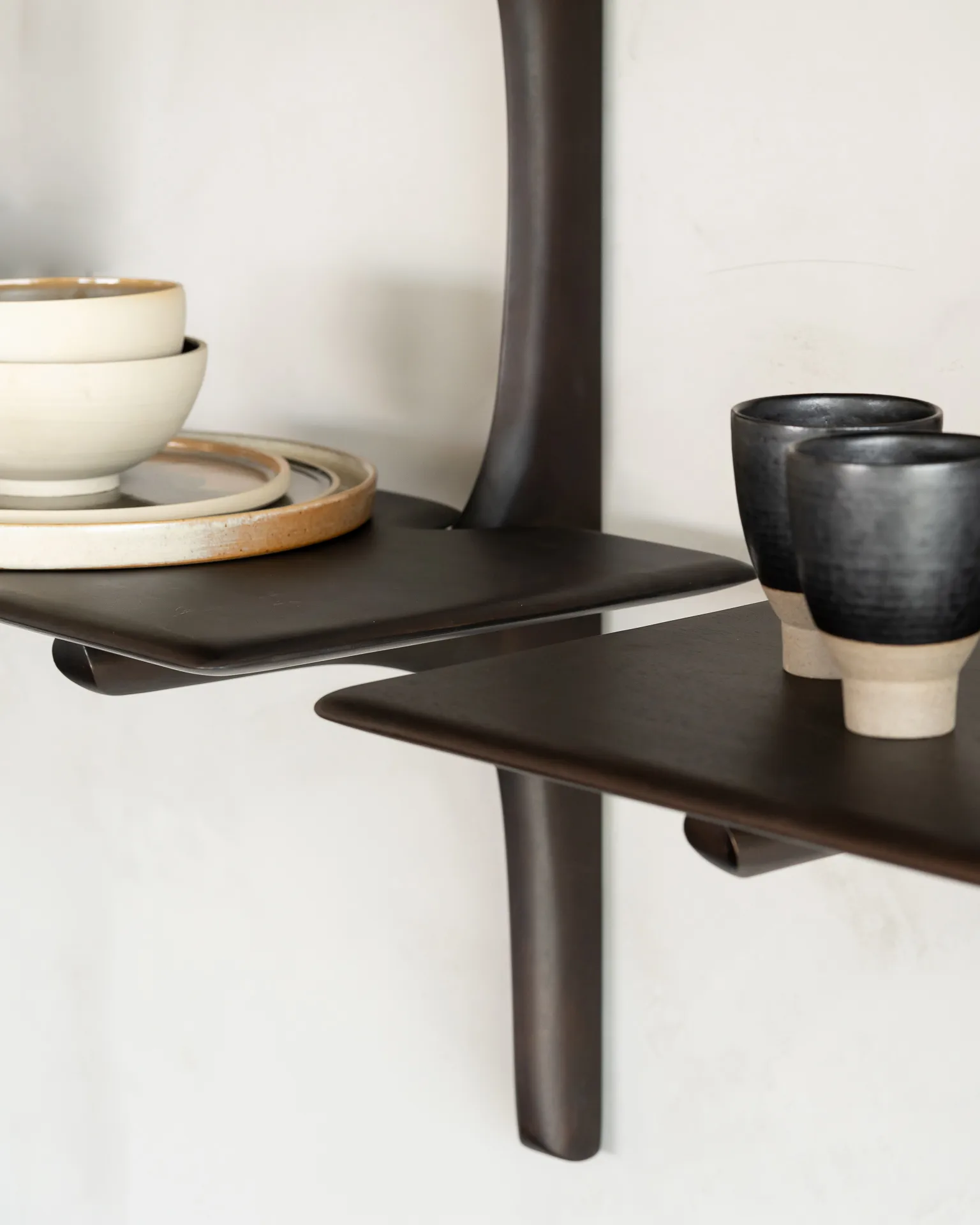 Estantería de pared PI, Lackad mahogny - 2 estantes Ethnicraft