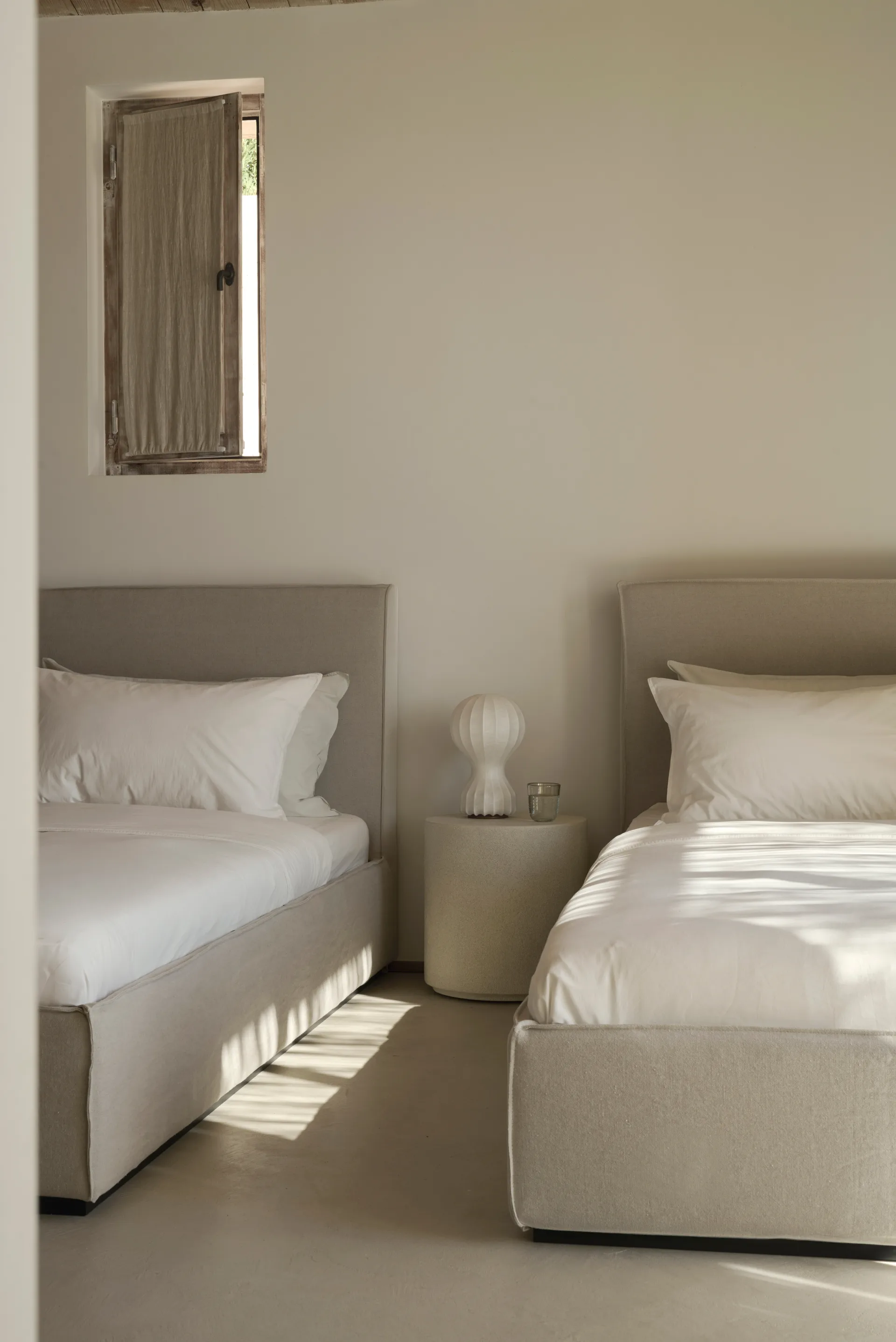 Mesa auxiliar Elements Ø40 cm, off-white Ethnicraft