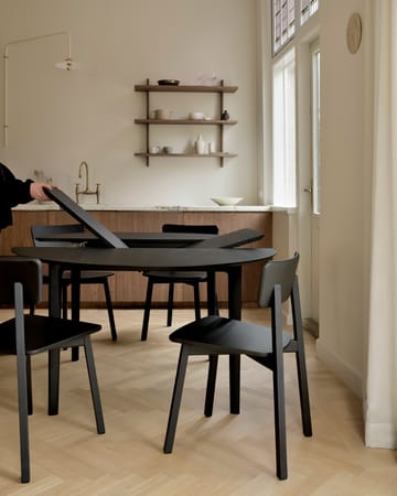 Mesa de comedor Bok ovalada 129/179x100x76 cm - Roble teñido negro - Ethnicraft