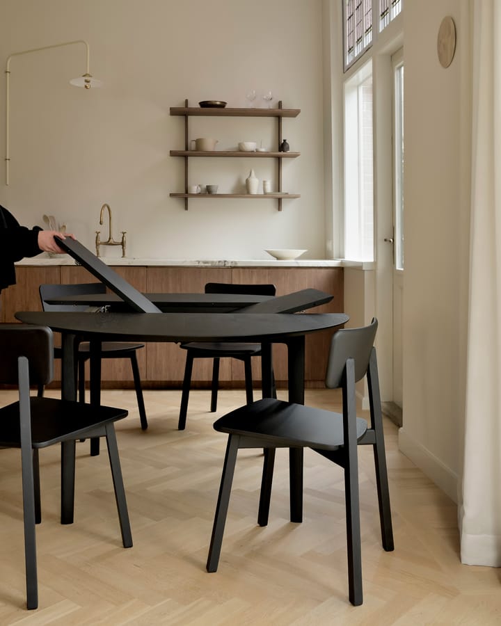 Mesa de comedor Bok ovalada 129/179x100x76 cm, Roble teñido negro Ethnicraft