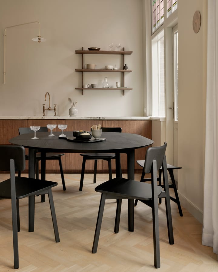 Mesa de comedor Bok ovalada 129/179x100x76 cm, Roble teñido negro Ethnicraft