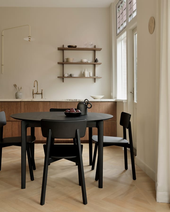 Mesa de comedor Bok ovalada 129/179x100x76 cm, Roble teñido negro Ethnicraft