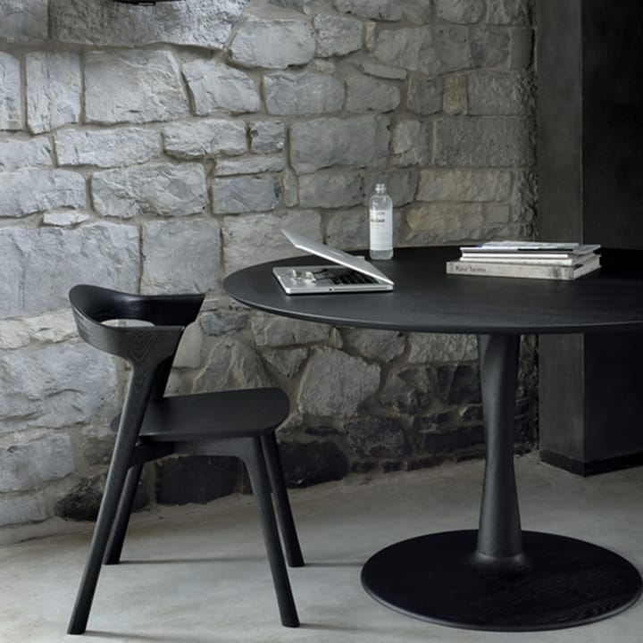 Mesa redonda Torsion en roble negro teñido, Ø127 cm Ethnicraft