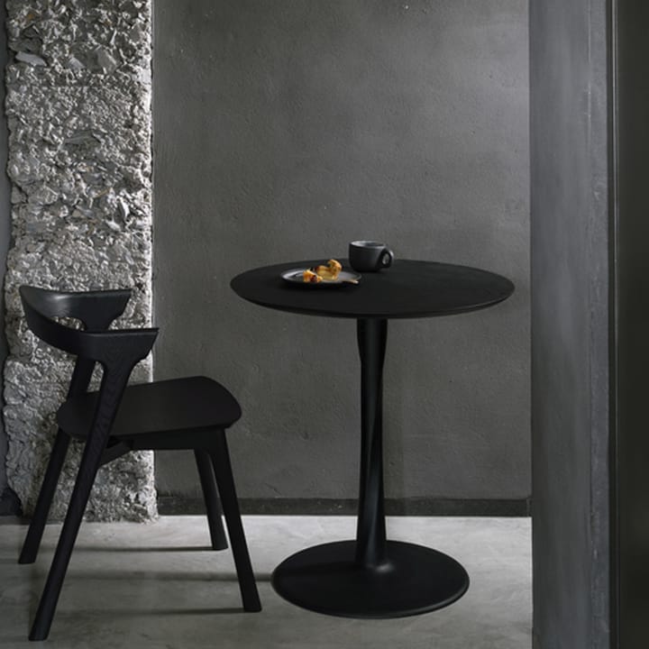 Mesa redonda Torsion en roble negro teñido, Ø70 cm Ethnicraft