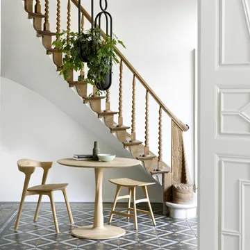 Mesa Torsion - Roble aceitado con cera dura pigmentada de blanco, Ø127 cm - Ethnicraft