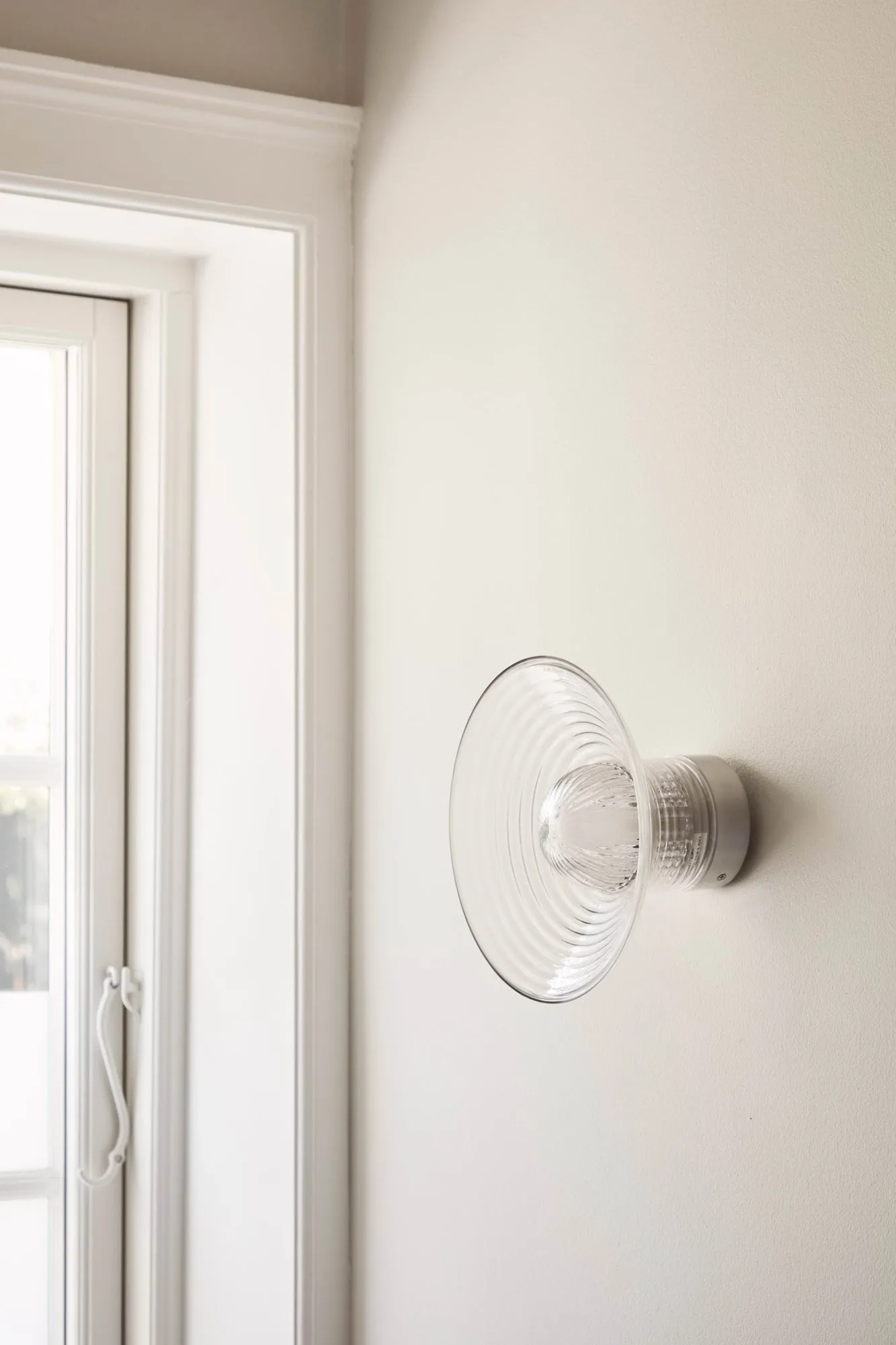 Aplique de pared U12 Sletterhage, Aluminio-cristal opalino, instalación fija FDB Møbler