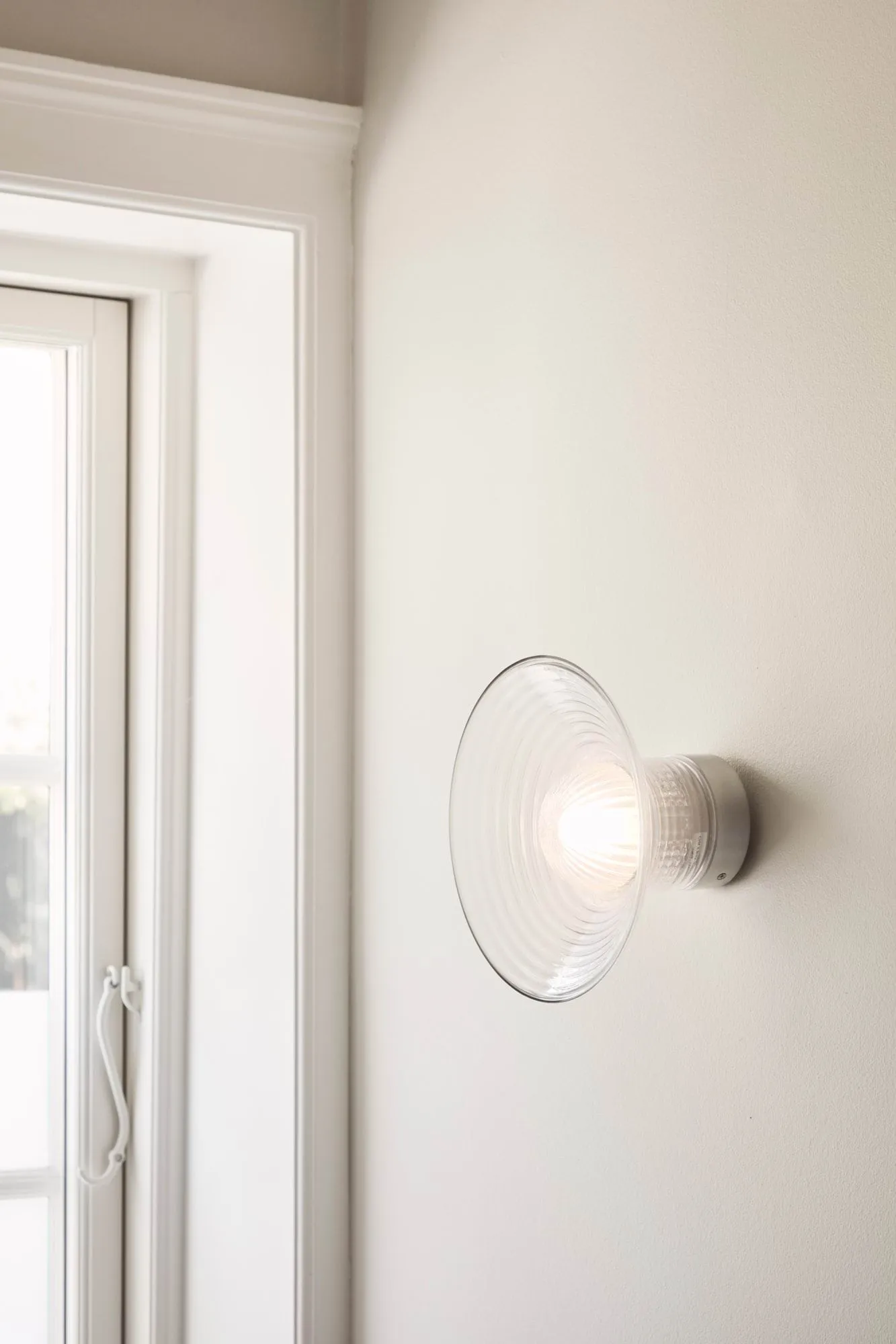 Aplique de pared U12 Sletterhage, Aluminio-cristal opalino, instalación fija FDB Møbler