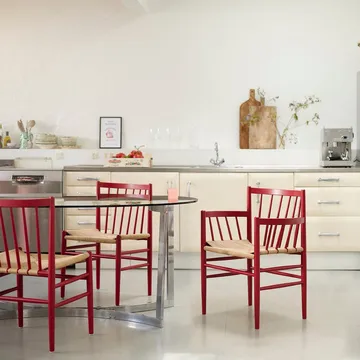 Silla con reposabrazos J82 - Haya rojo rubí-cuerda de papel - FDB Møbler