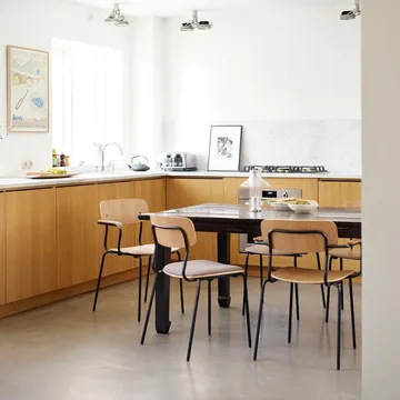 Silla J182 Holmen  - Chapa de roble-patas negras-topo - FDB Møbler