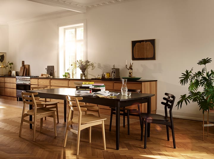 Silla J48, Oak nature lacquered-black leather FDB Møbler