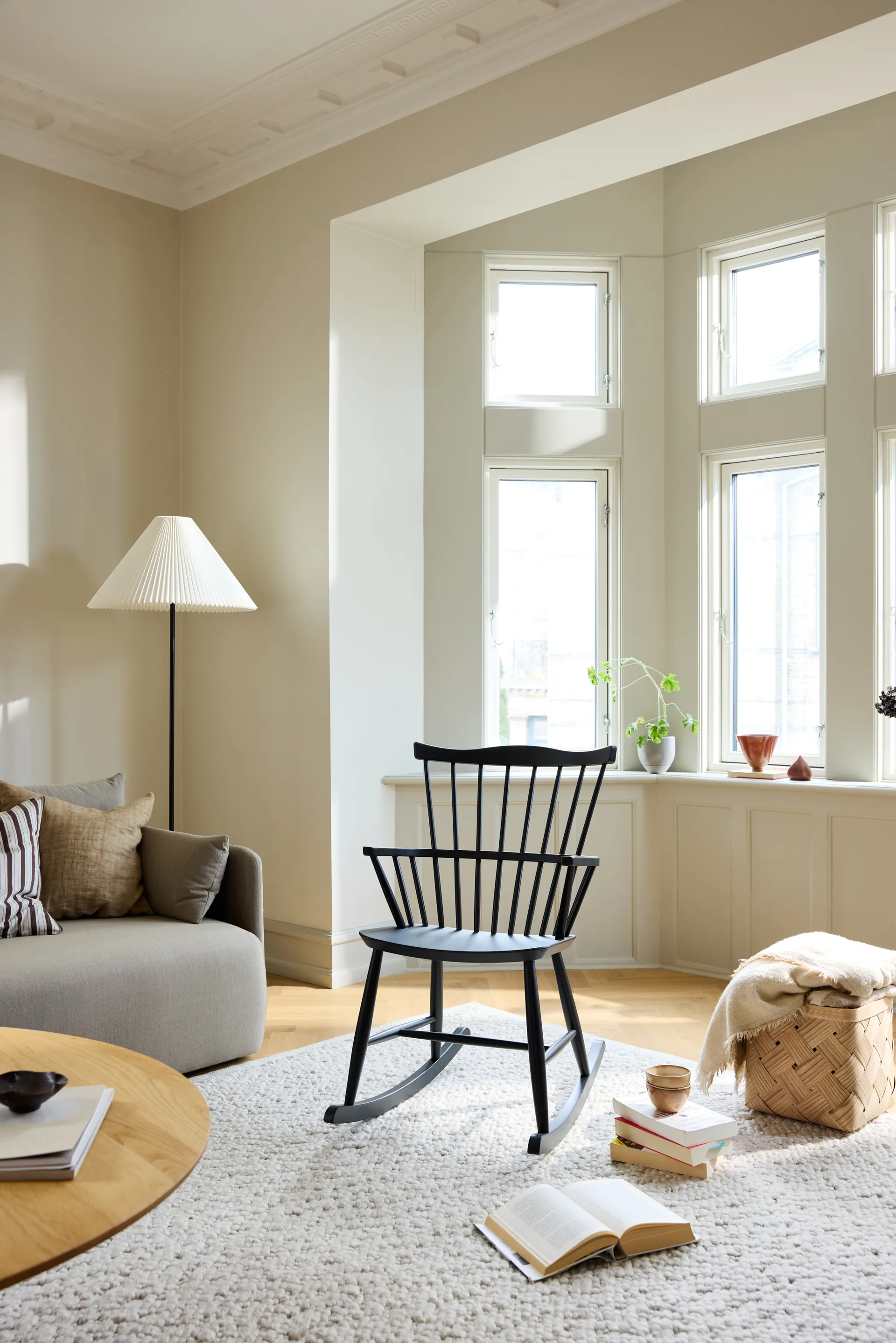 Silla mecedora J52G, Beech RAL 9005 FDB Møbler