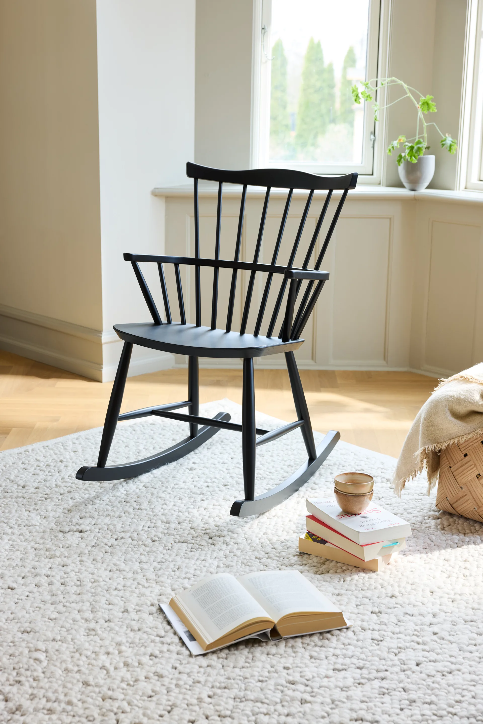 Silla mecedora J52G, Beech RAL 9005 FDB Møbler