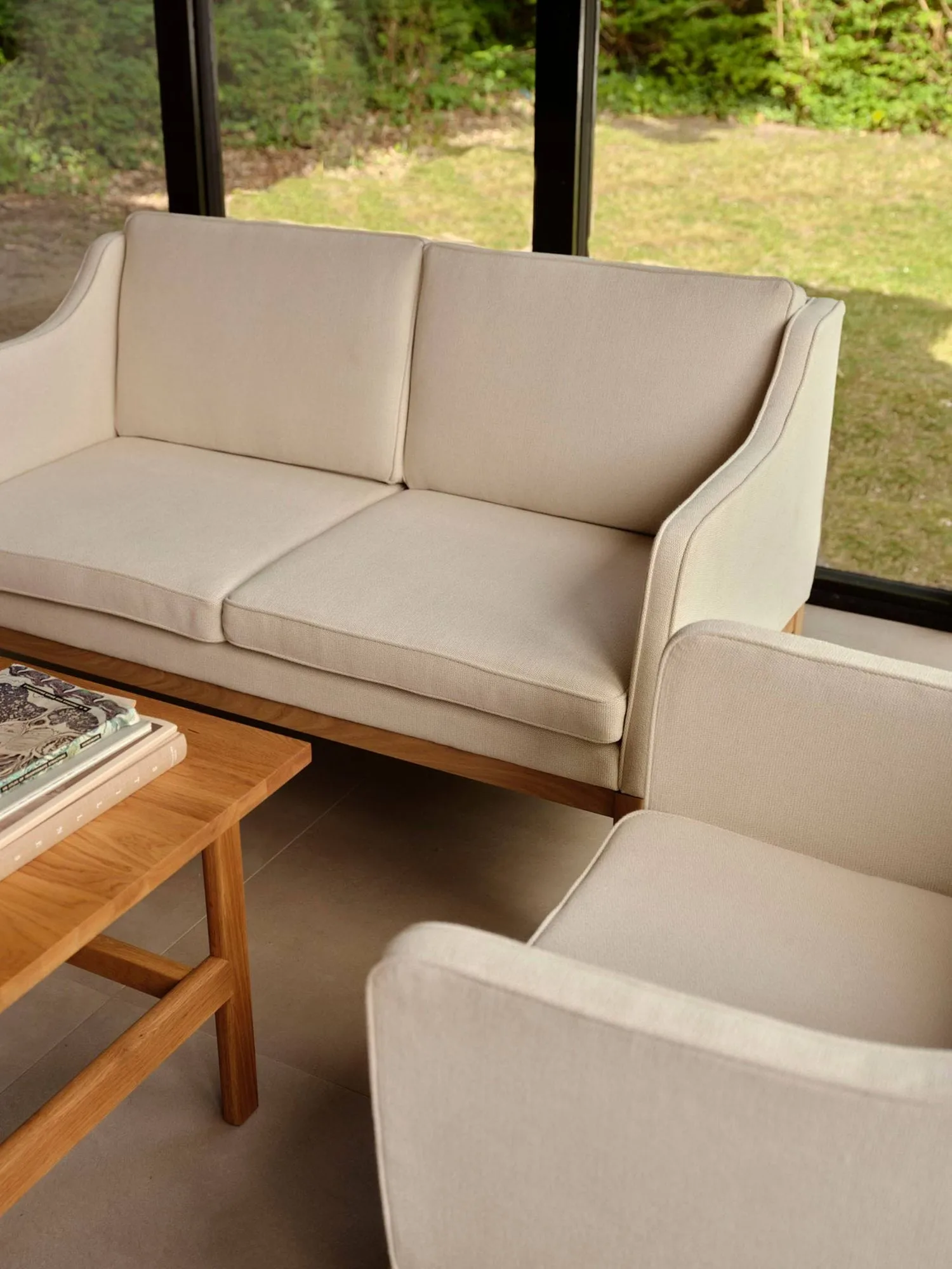 Sillón con reposabrazos L46 MK155 easy chair, Roble lacado-tela beige FDB Møbler