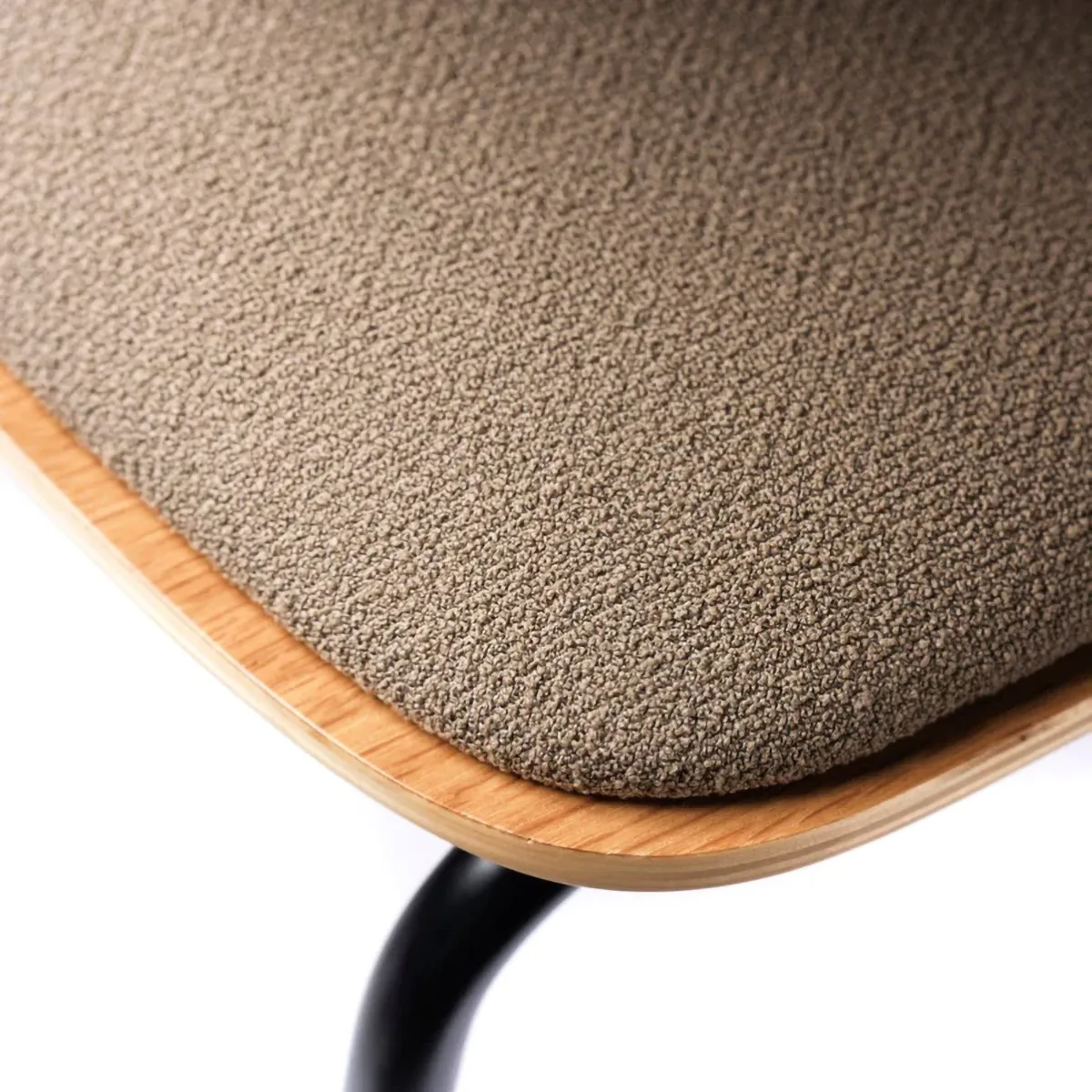 Sillón J183 Holmen con reposabrazos, Chapa de roble-patas negras-topo FDB Møbler