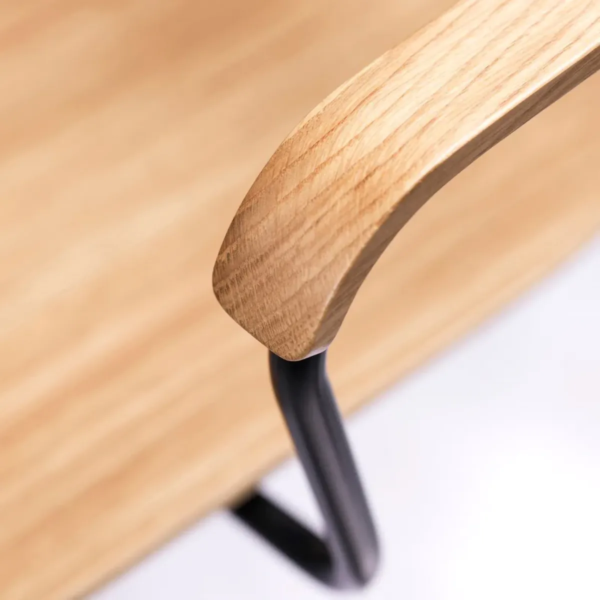 Sillón J183 Holmen con reposabrazos, Chapa de roble-patas negras FDB Møbler