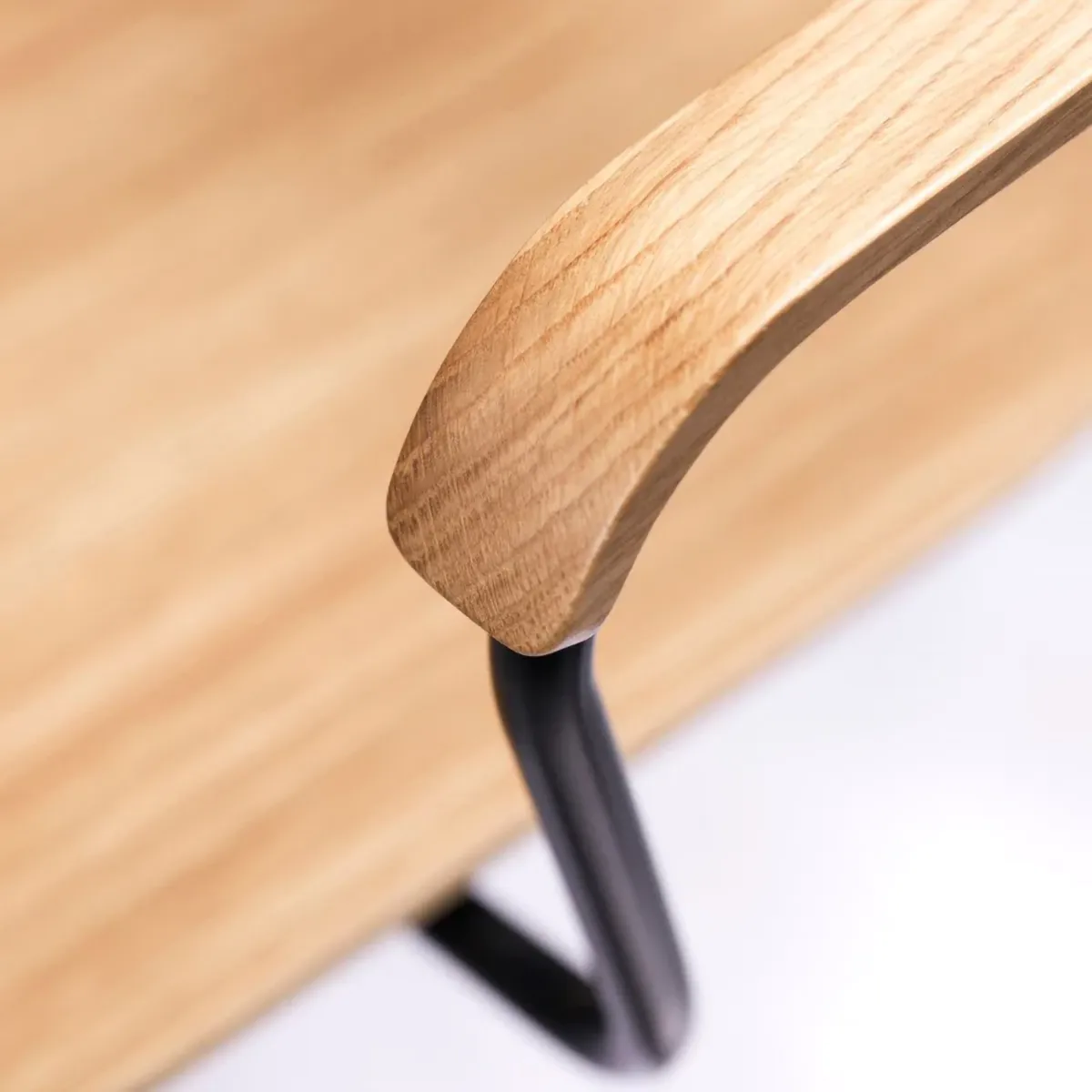 Sillón J183 Holmen con reposabrazos, pack de 4, Chapa de roble-patas negras FDB Møbler