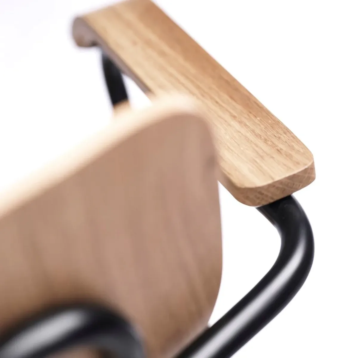 Sillón J183 Holmen con reposabrazos, pack de 4, Chapa de roble-patas negras FDB Møbler