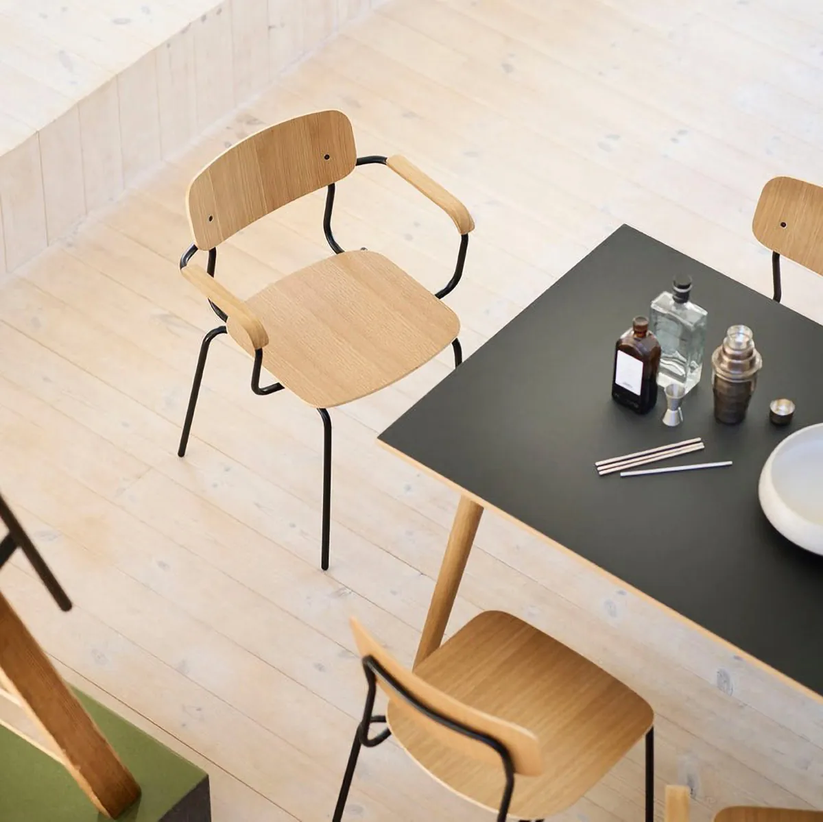 Sillón J183 Holmen con reposabrazos, pack de 4, Chapa de roble-patas negras FDB Møbler