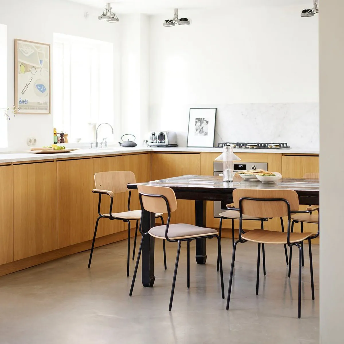 Sillón J183 Holmen con reposabrazos, pack de 4, Chapa de roble-patas negras FDB Møbler