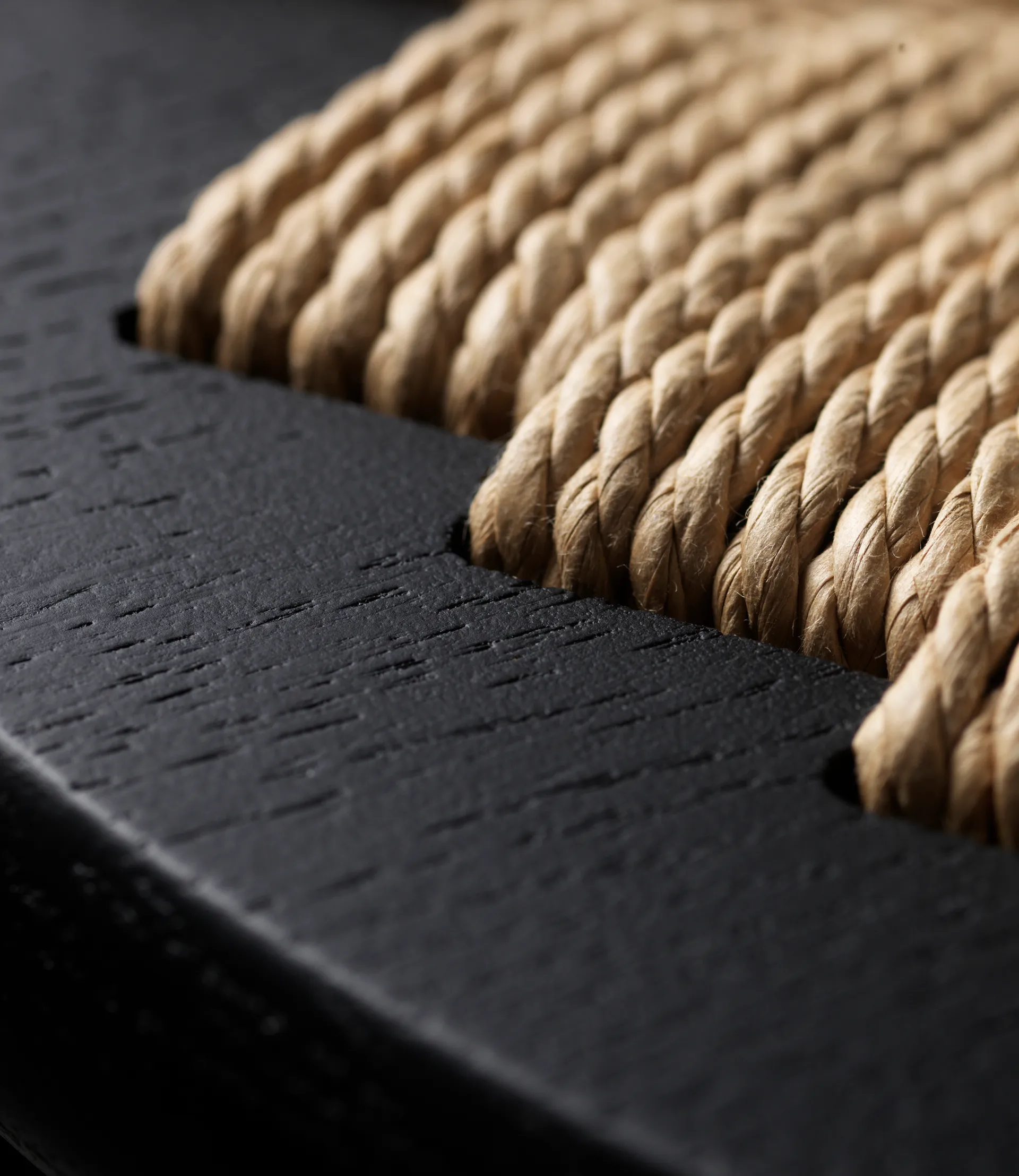 Taburete de bar J165C Counter Round, Oak black painted-nature FDB Møbler