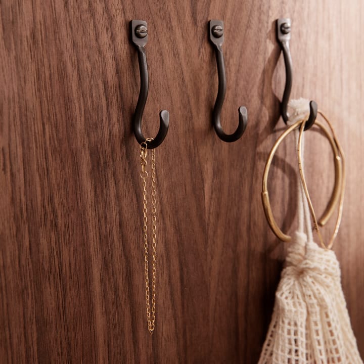 3 Ganchos Curvature, latón negro Ferm Living