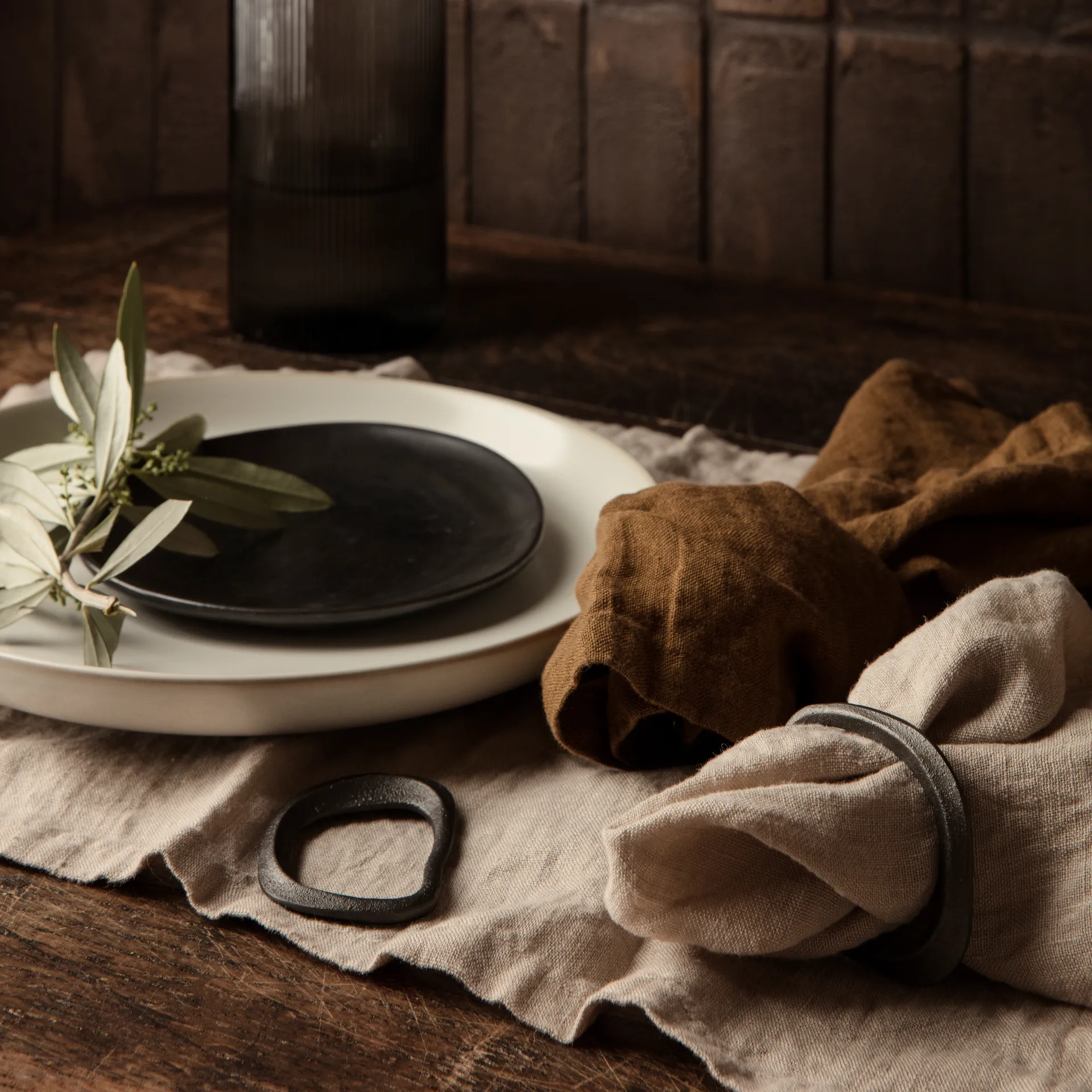 4 Anillos servilleteros Flow, negro latón Ferm Living