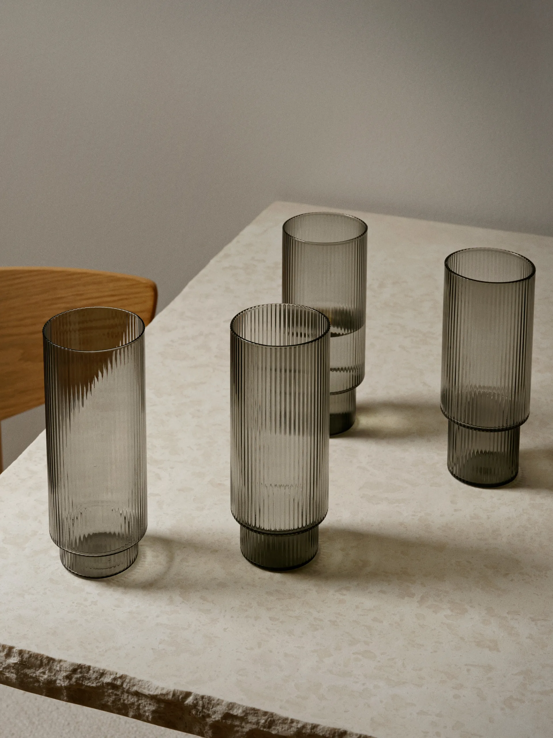 4 Vasos altos Ripple, smoked grey Ferm Living